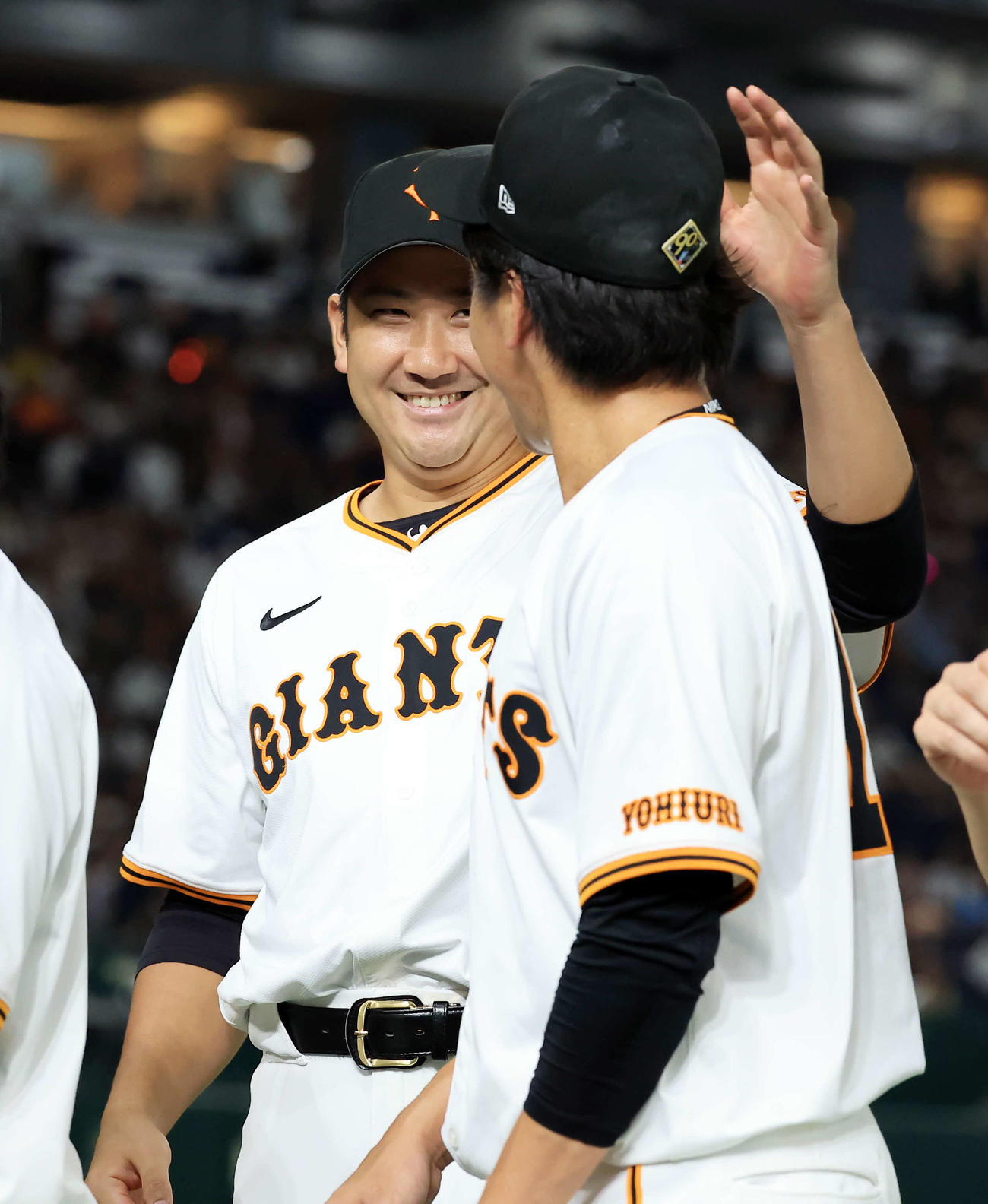 巨人対ヤクルト　2年ぶり2ケタ勝利となる10勝目を挙げた巨人菅野（奥）は、最後を締めた大勢と喜び合う（撮影・浅見桂子）