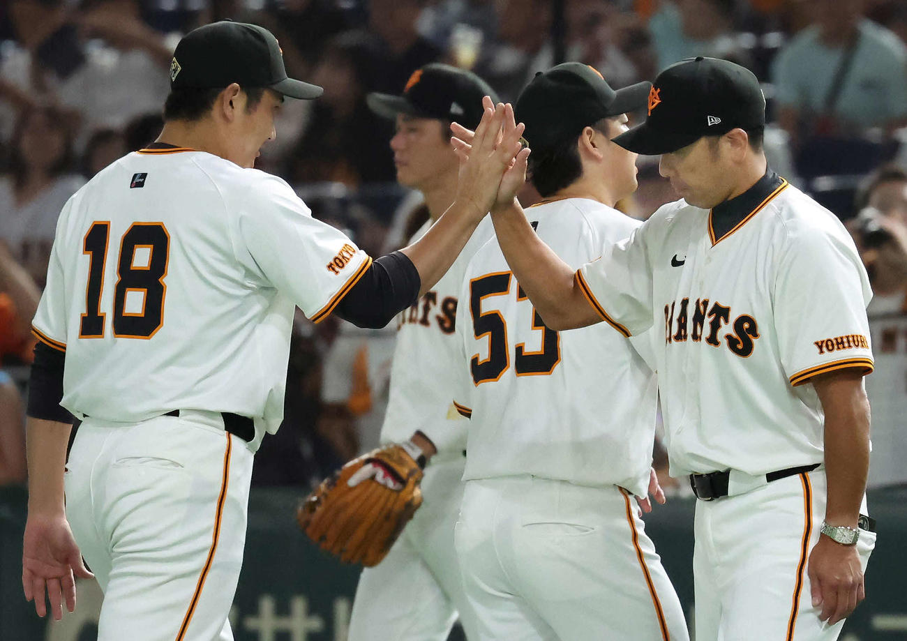 巨人対ヤクルト　10勝目を挙げた菅野（左）とタッチを交わす阿部監督（撮影・丹羽敏通）