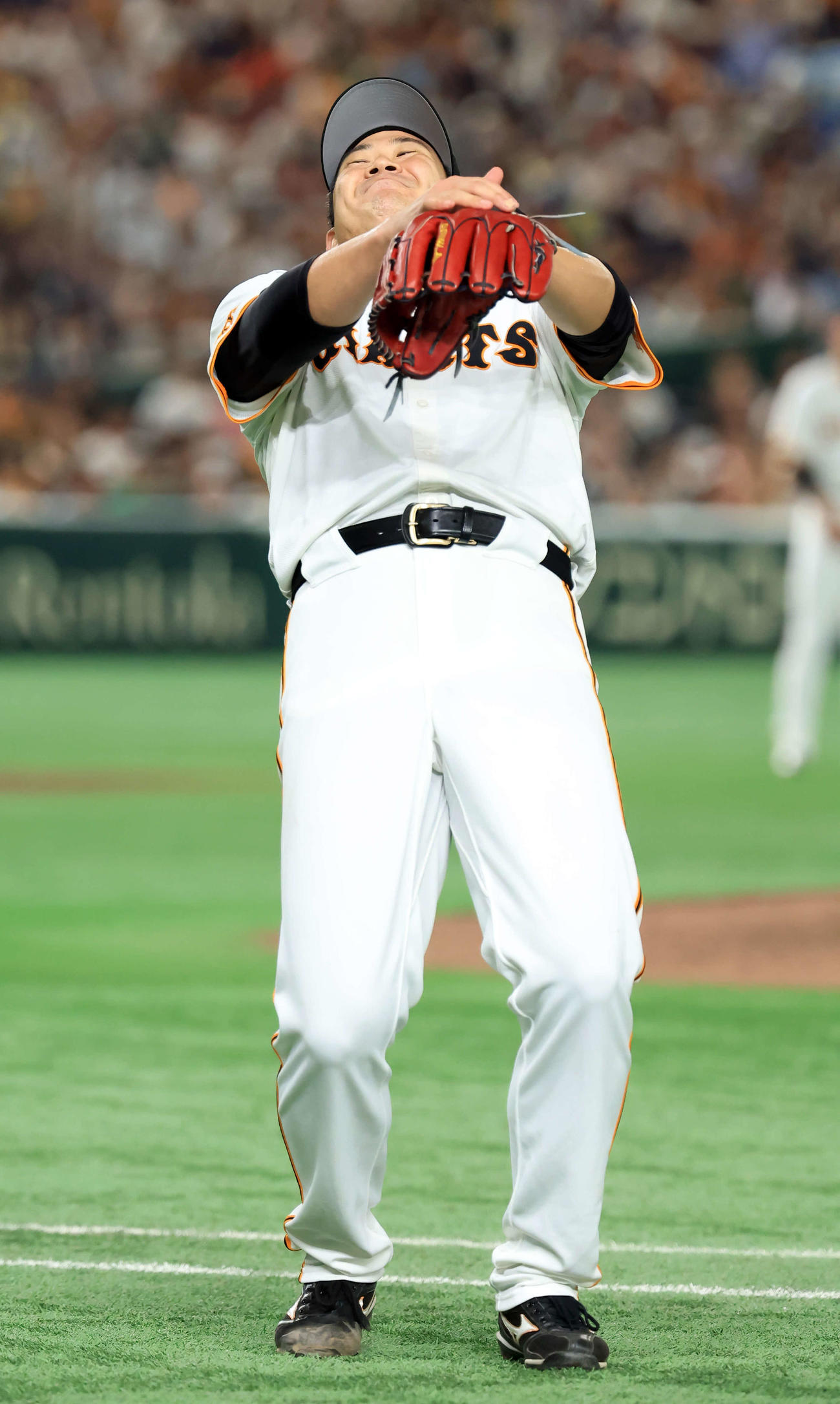 巨人対ヤクルト　5回表ヤクルト1死、山田に内野安打を許し、のけぞって悔しがる菅野（撮影・浅見桂子）