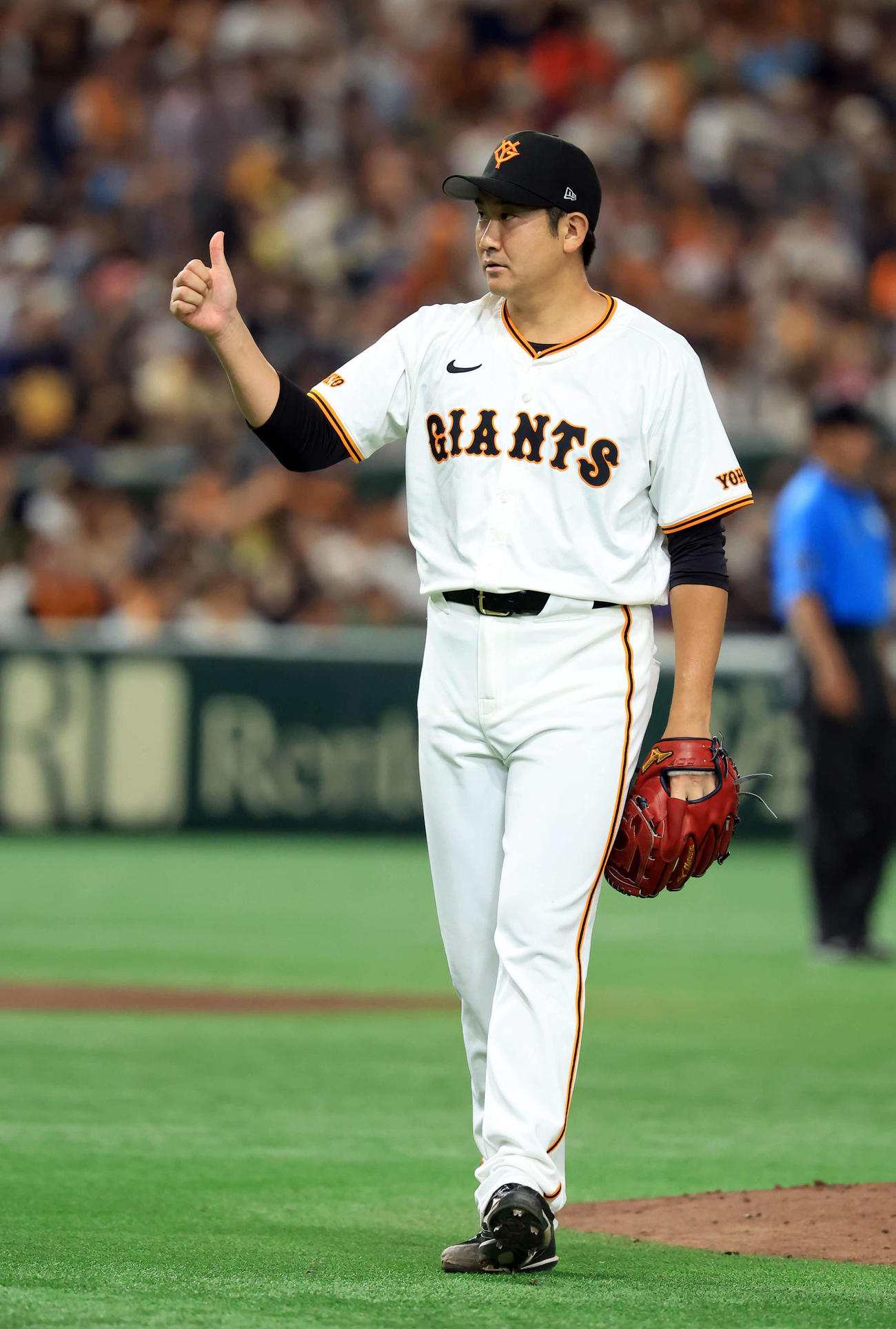 巨人対ヤクルト　5回表ヤクルト無死、オスナを右飛に仕留めサムズアップする菅野（撮影・浅見桂子）