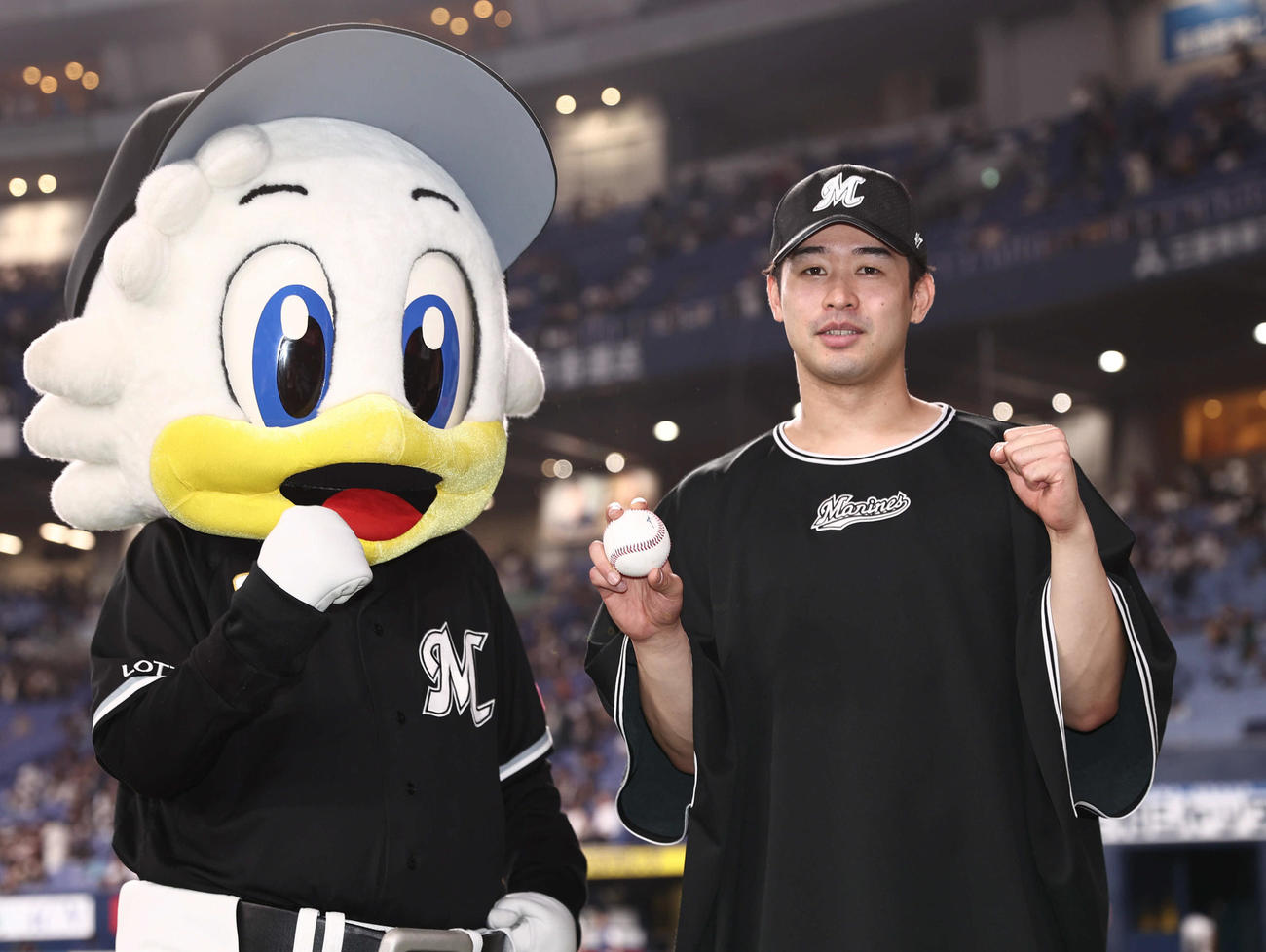 オリックス対ロッテ　6勝目を挙げたロッテ種市はマスコットのマークンと笑顔でポーズ（撮影・西尾就之）