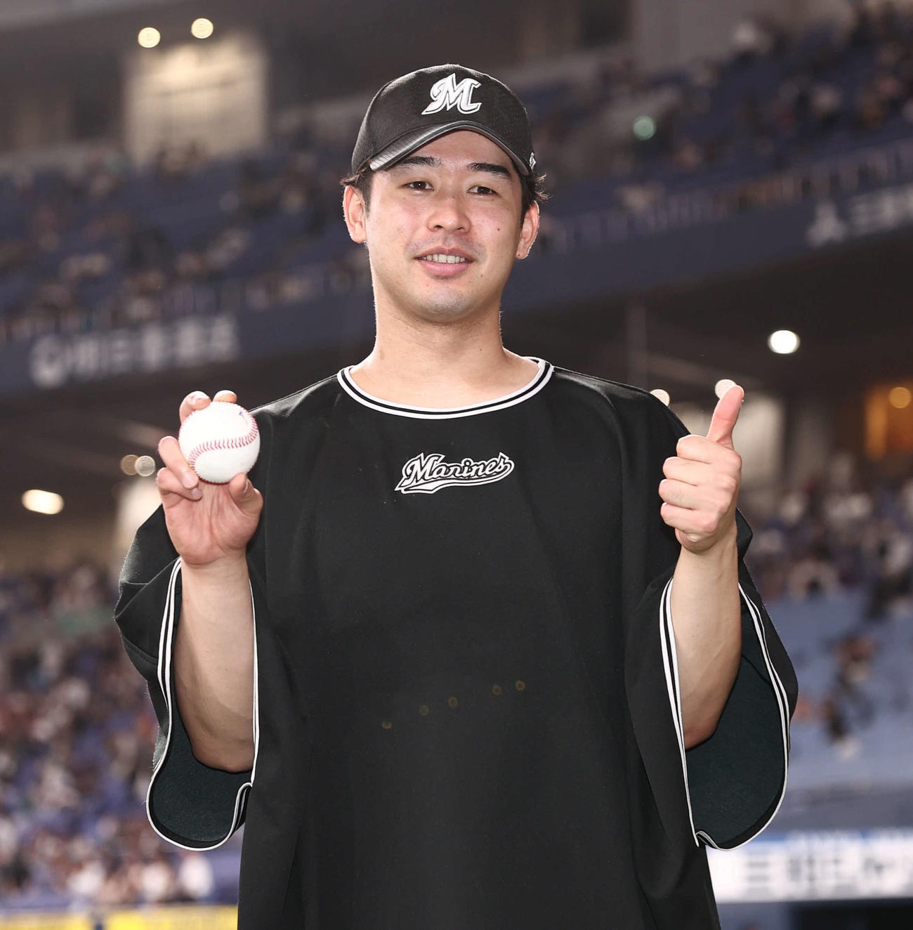 オリックス対ロッテ　6勝目を挙げたロッテ種市は笑顔でポーズ（撮影・西尾就之）