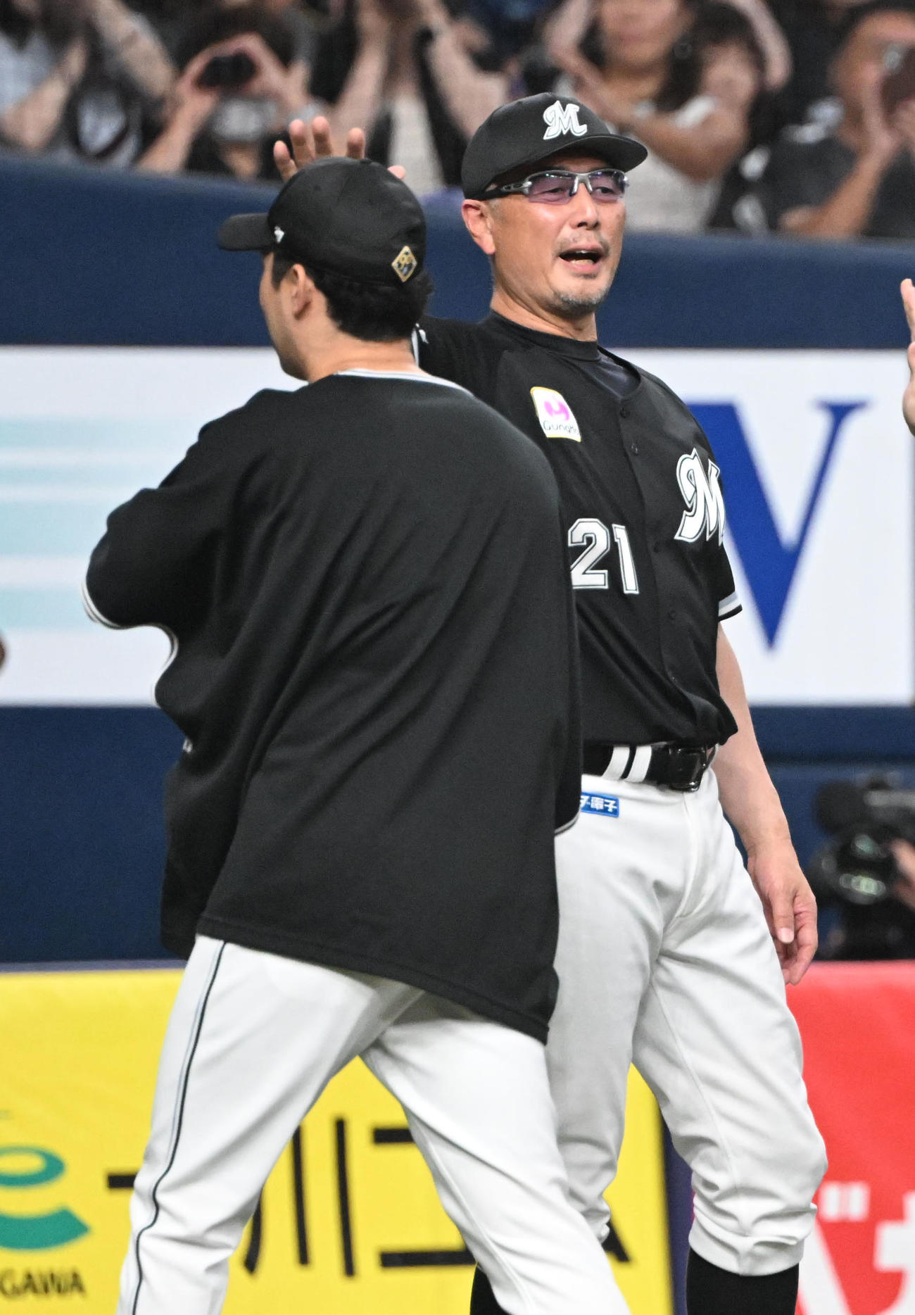 オリックス対ロッテ　オリックスに勝利し種市（左）とタッチするロッテ吉井監督（撮影・和賀正仁）