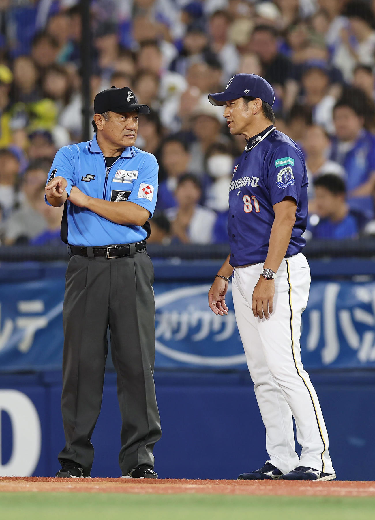DeNA対阪神　3回裏DeNA2死一塁、佐野の打球がファウルとなり、塁審に確認する三浦監督（撮影・前田充）
