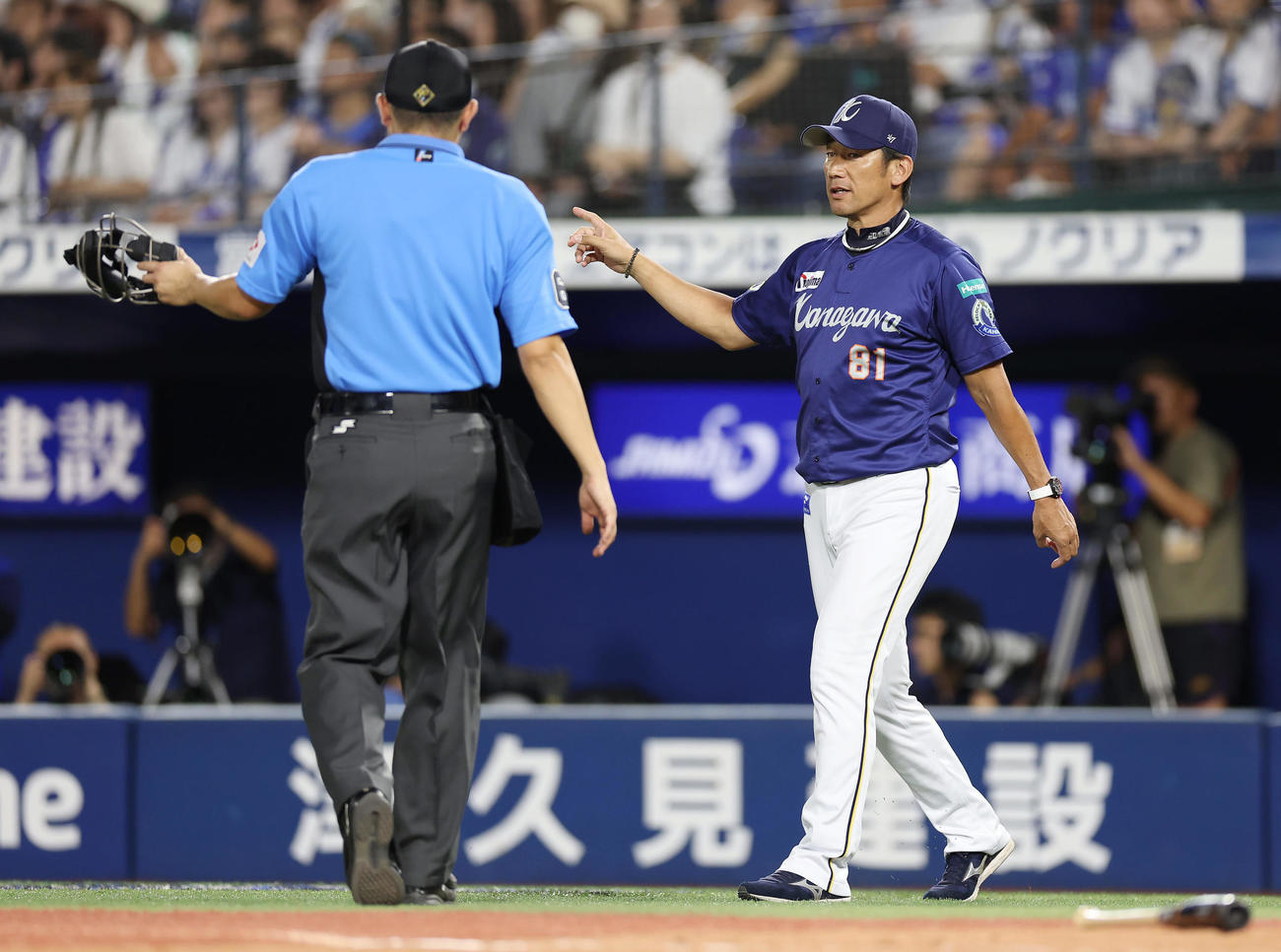 DeNA対阪神　3回裏DeNA2死一塁、佐野の打球がファウルとなり、球審に確認する三浦監督（撮影・前田充）