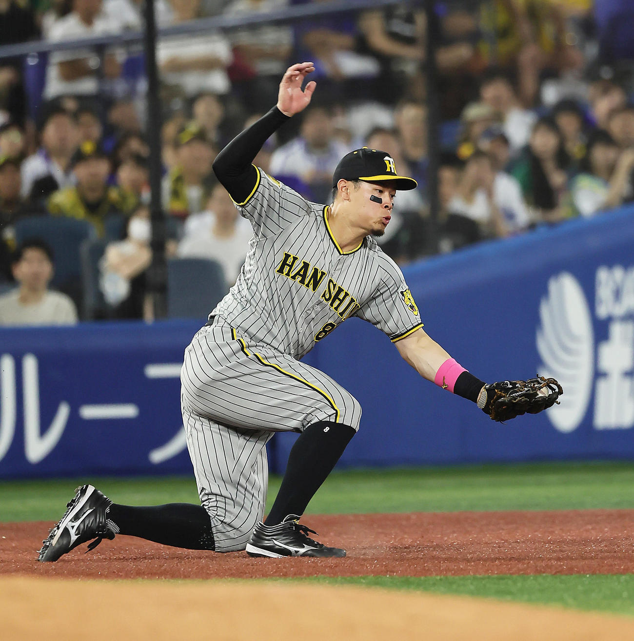 DeNA対阪神　4回裏DeNA2死一、三塁、林の打球に軽快な守備を見せ三ゴロとする佐藤輝（撮影・足立雅史）