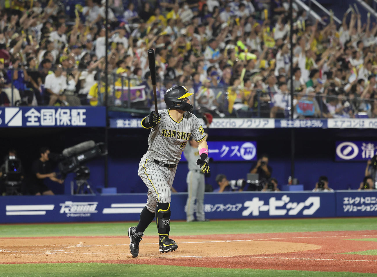 DeNA対阪神　5回表阪神1死一、二塁、佐藤輝は3点本塁打を放つ（撮影・足立雅史）
