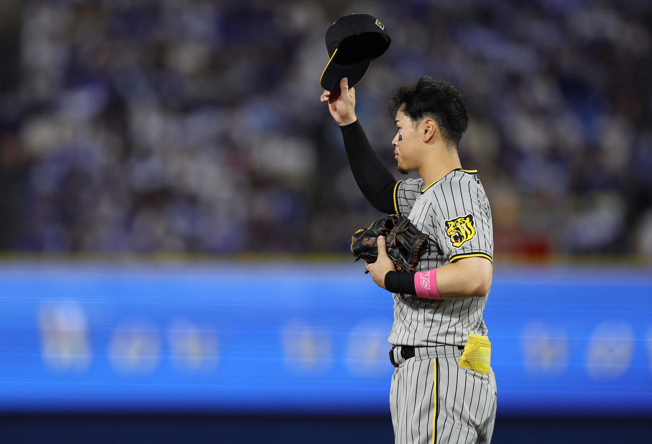 DeNA対阪神　5回裏、阪神ファンの声援に応える佐藤輝（撮影・前田充）