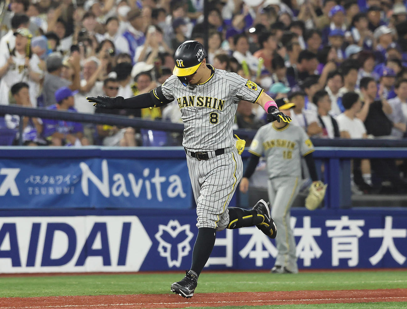 DeNA対阪神　5回表阪神1死一、二塁、佐藤輝は3点本塁打を放ち「カモメポーズ」（撮影・足立雅史）