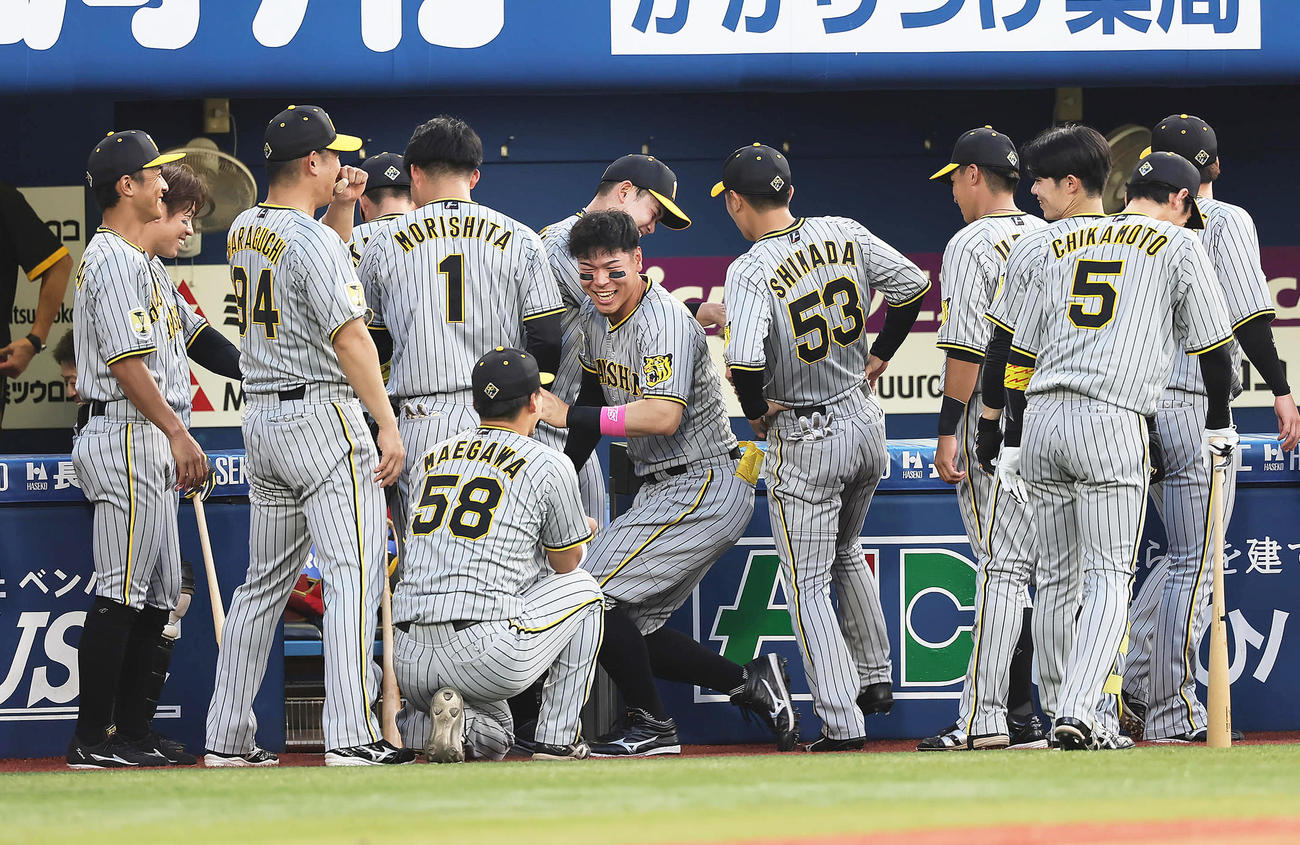 試合前の円陣で笑顔を見せる阪神佐藤輝（中央）（撮影・足立雅史）