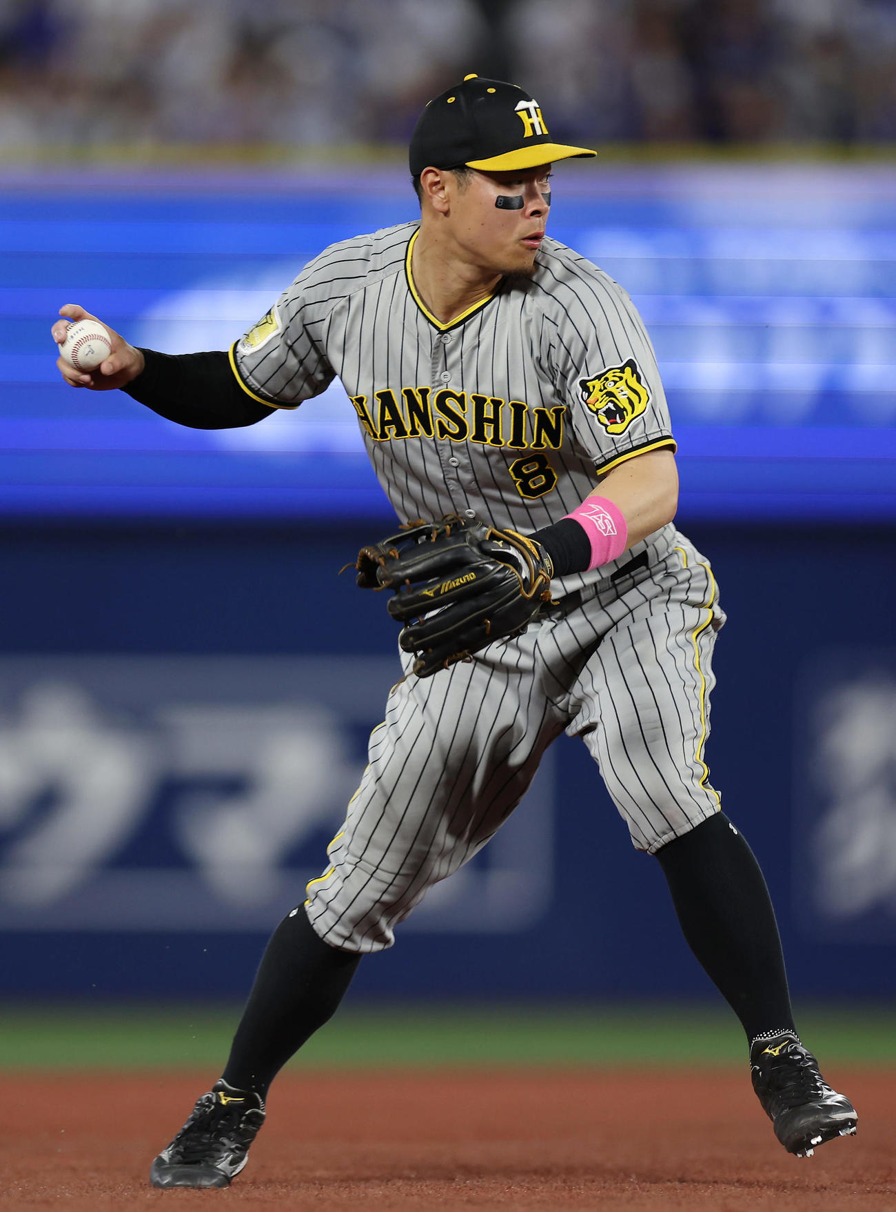 DeNA対阪神　4回裏DeNA2死一、三塁、林の三ゴロを軽快にさばく佐藤輝（撮影・前田充）
