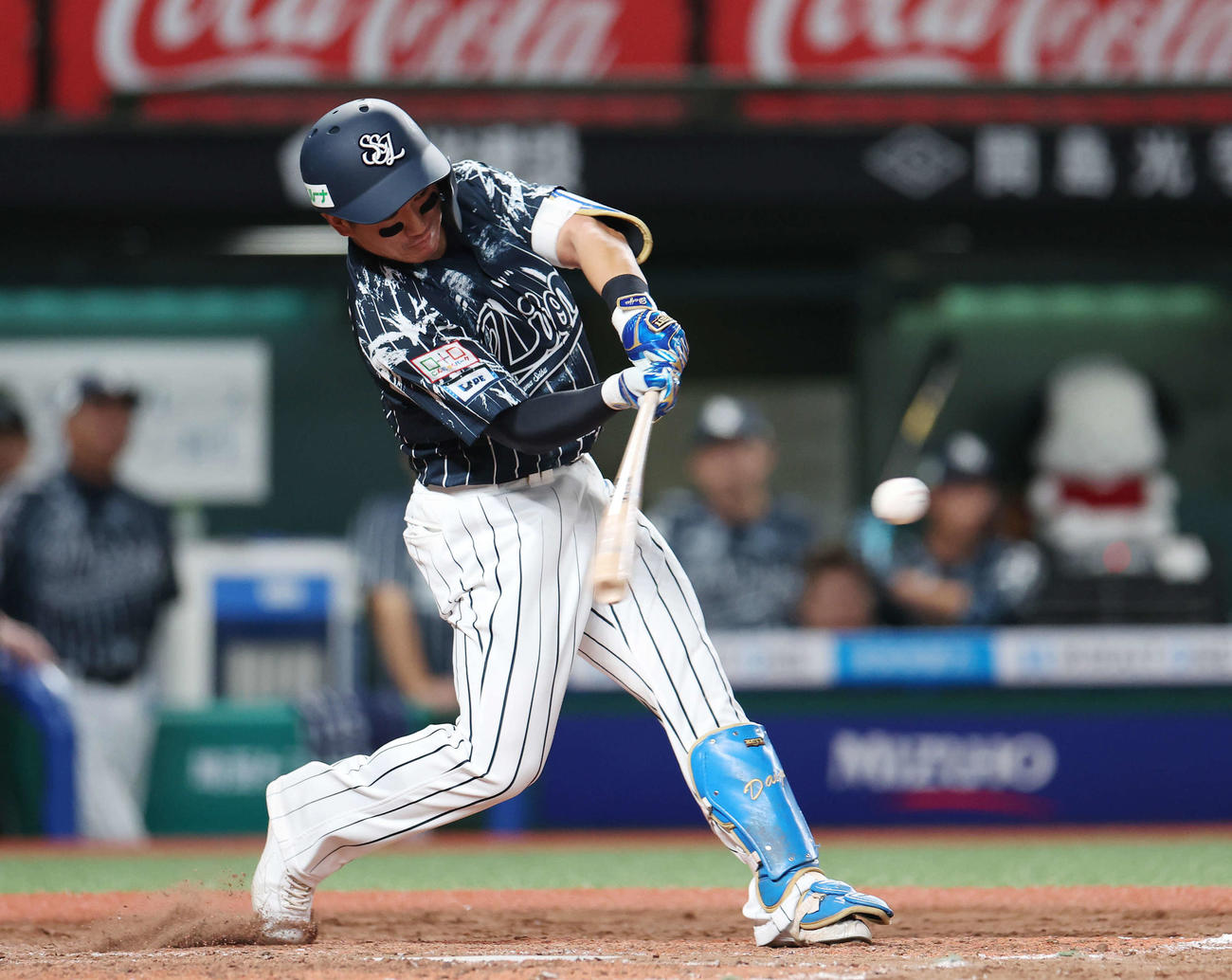 西武対楽天　4回裏西武1死、左越えソロ本塁打を放つ野村大（撮影・宮地輝）