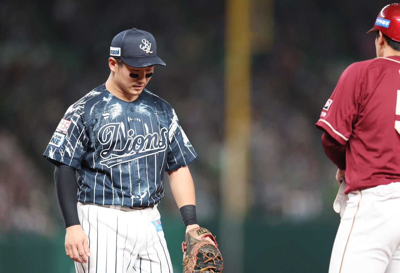 西武対楽天　4回表楽天2死一、二塁、小郷（右）の打球を後逸し失点した野村大はうつむく（撮影・宮地輝）