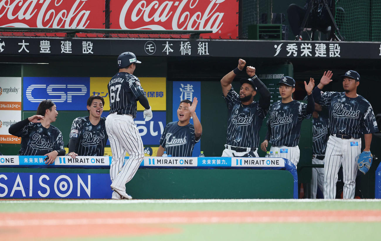 西武対楽天　4回裏西武1死、左越えソロ本塁打を放った野村大（手前）を迎えるチームメート（撮影・宮地輝）