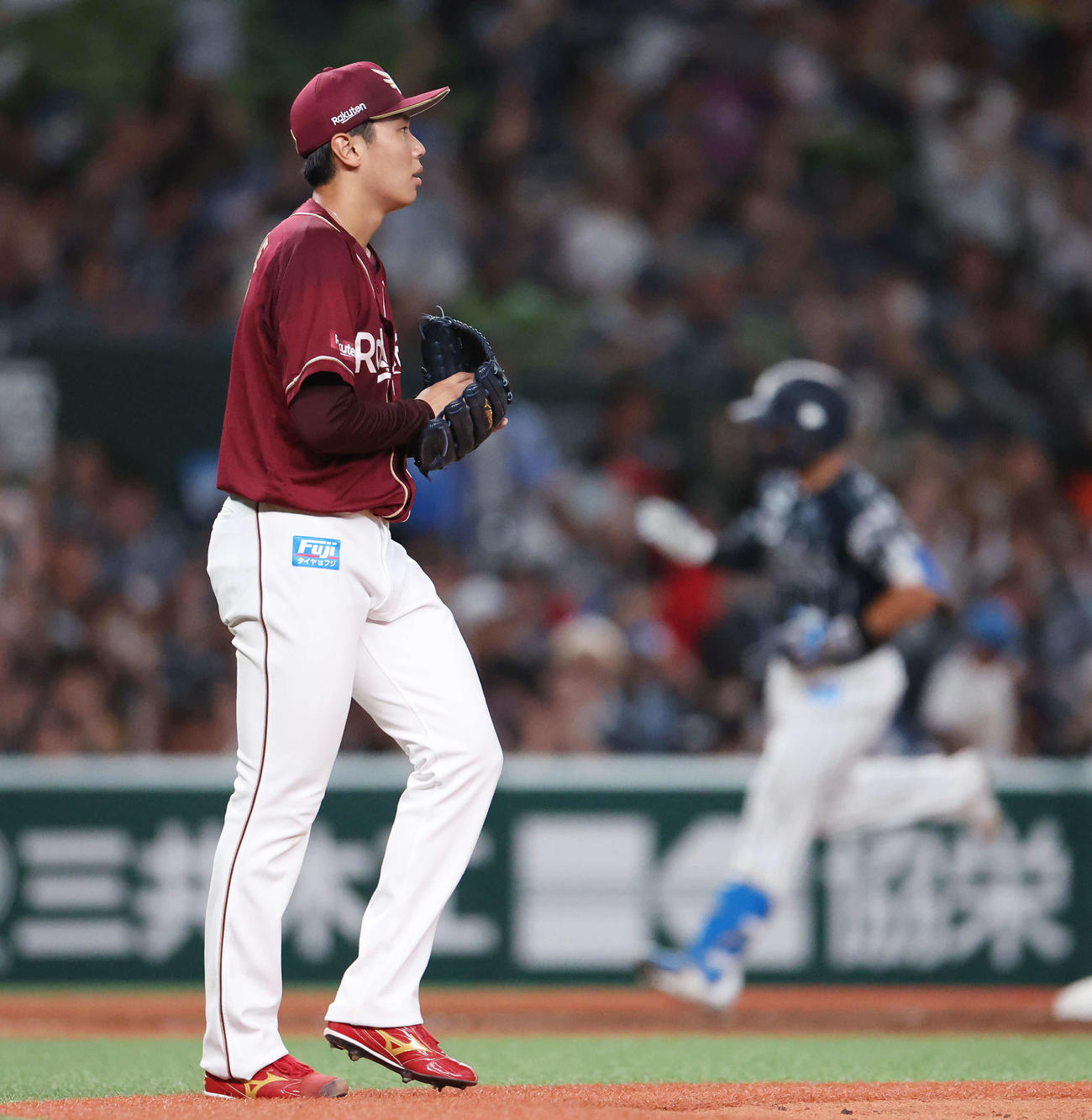 西武対楽天　4回裏西武1死、野村大（後方）に左越えソロ本塁打を浴びる渡辺翔（撮影・宮地輝）