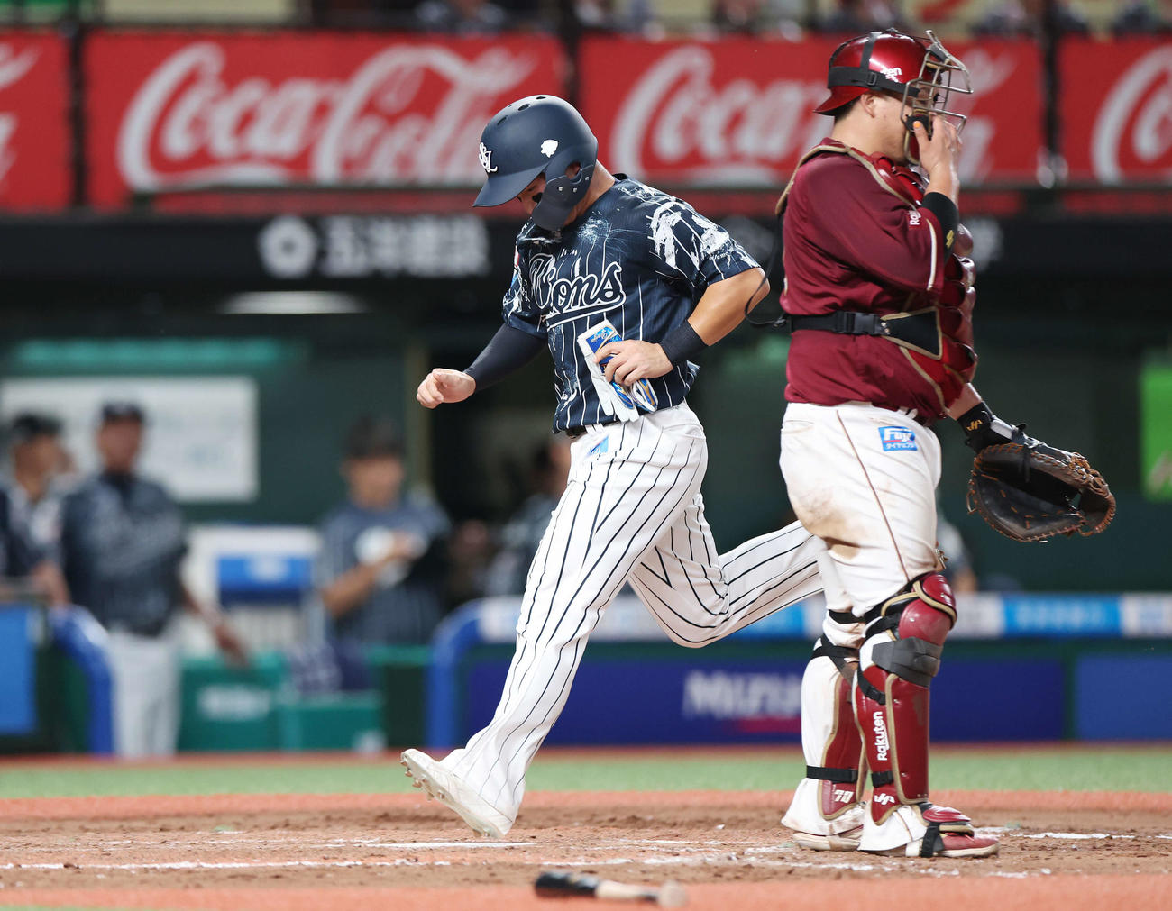 西武対楽天　7回裏西武1死三塁、鈴木の中犠飛で生還する野村大（撮影・宮地輝）