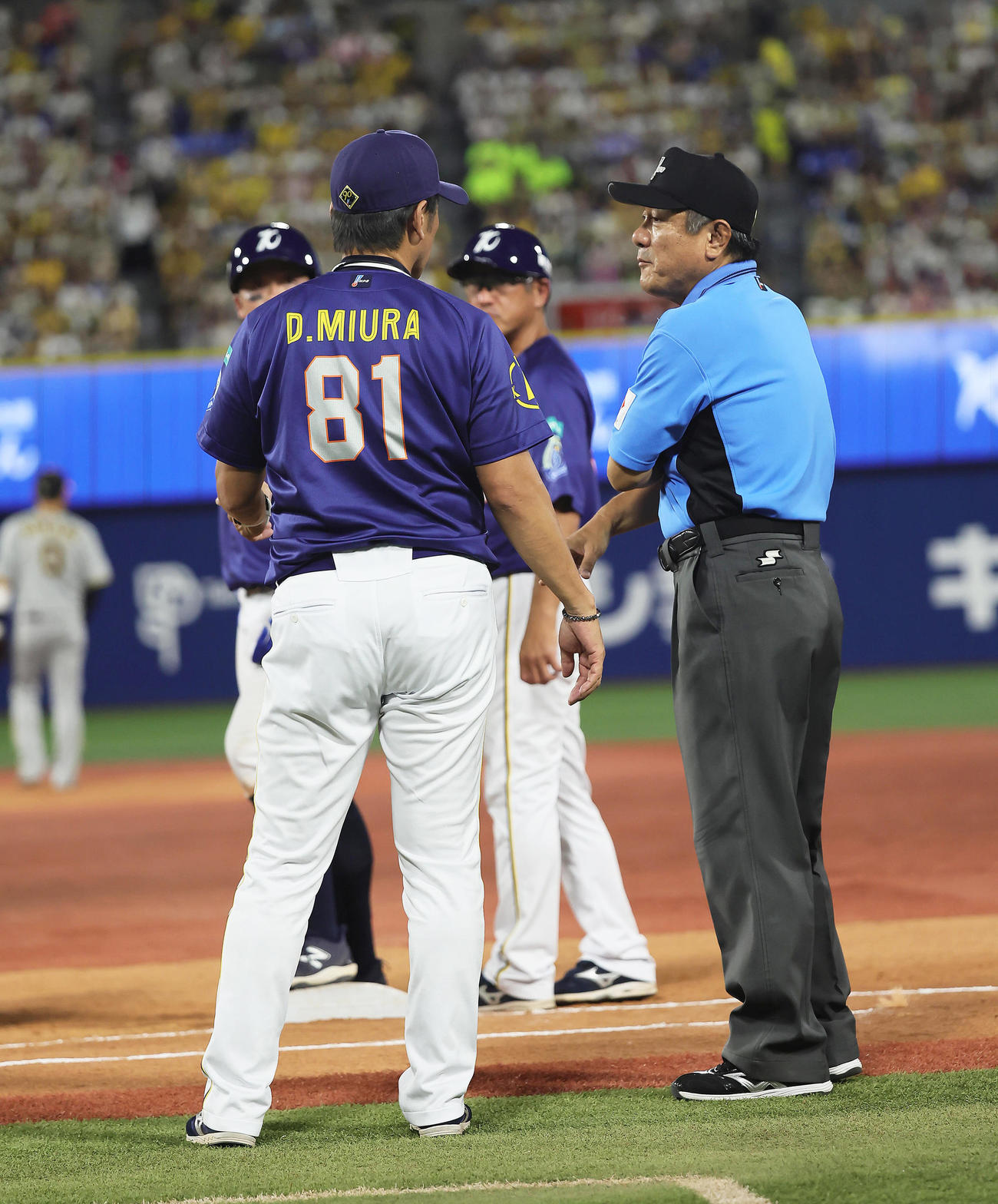 DeNA対阪神　3回裏DeNA2死一塁、佐野の打球について確認するDeNA三浦監督（撮影・足立雅史）