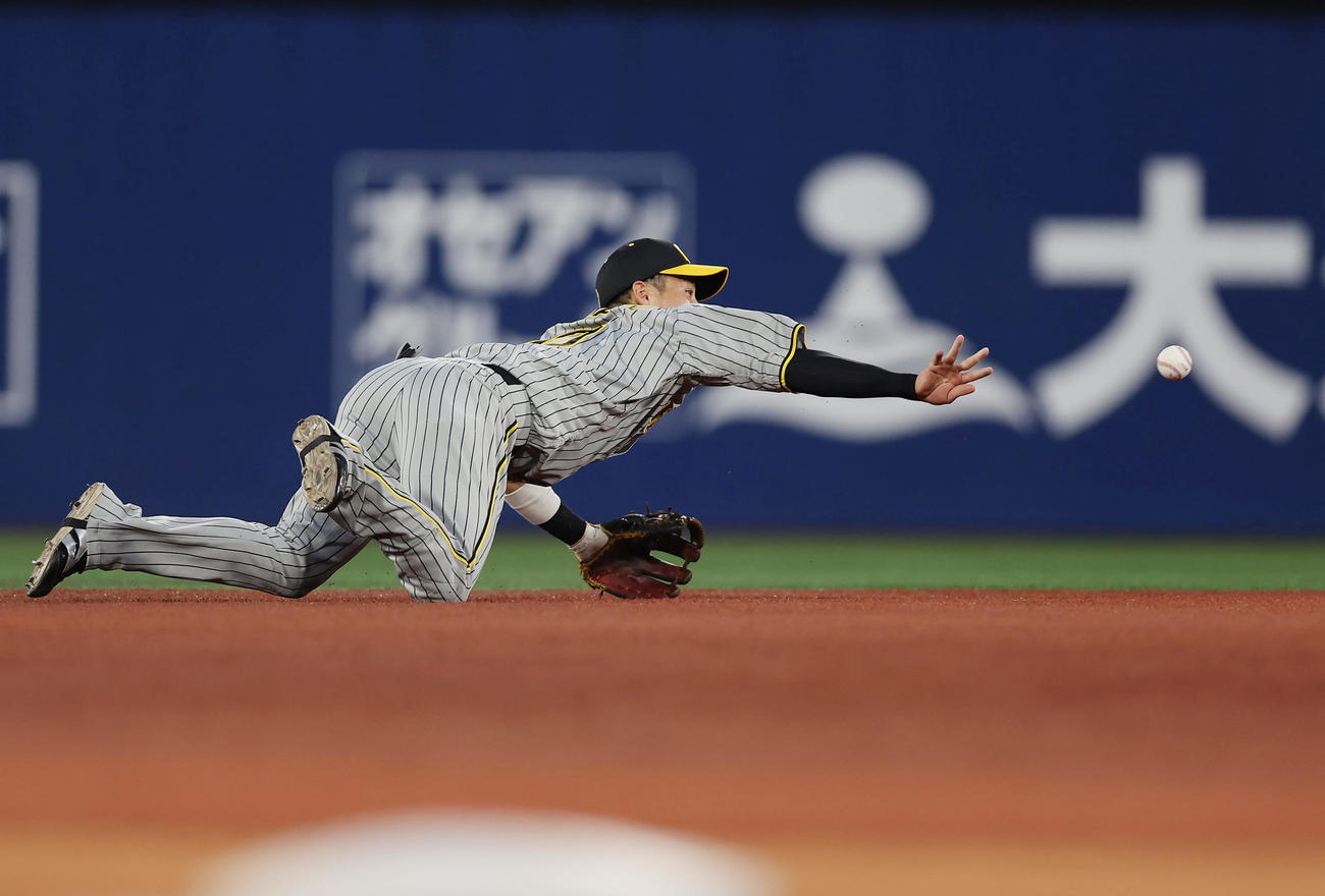 DeNA対阪神　2回裏DeNA2死一、三塁、林の遊ゴロで好守を見せる木浪（撮影・前田充）