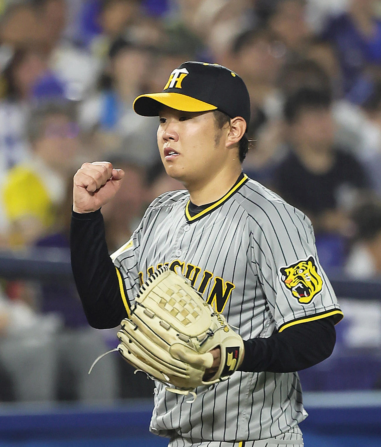 DeNA対阪神　3回裏DeNA2死一塁、佐野を三ゴロに仕留めガッツポーズする西勇（撮影・足立雅史）