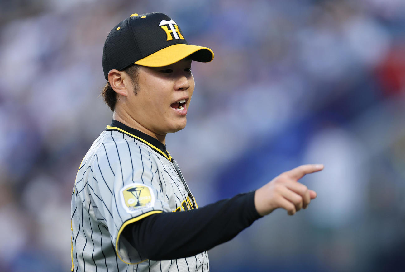 DeNA対阪神　1回裏を投げ終えベンチへ戻る阪神西勇（撮影・前田充）