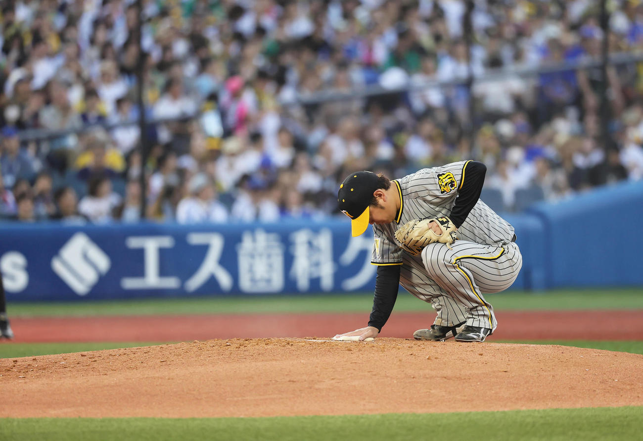 DeNA対阪神　マウンドで集中する阪神先発の西勇