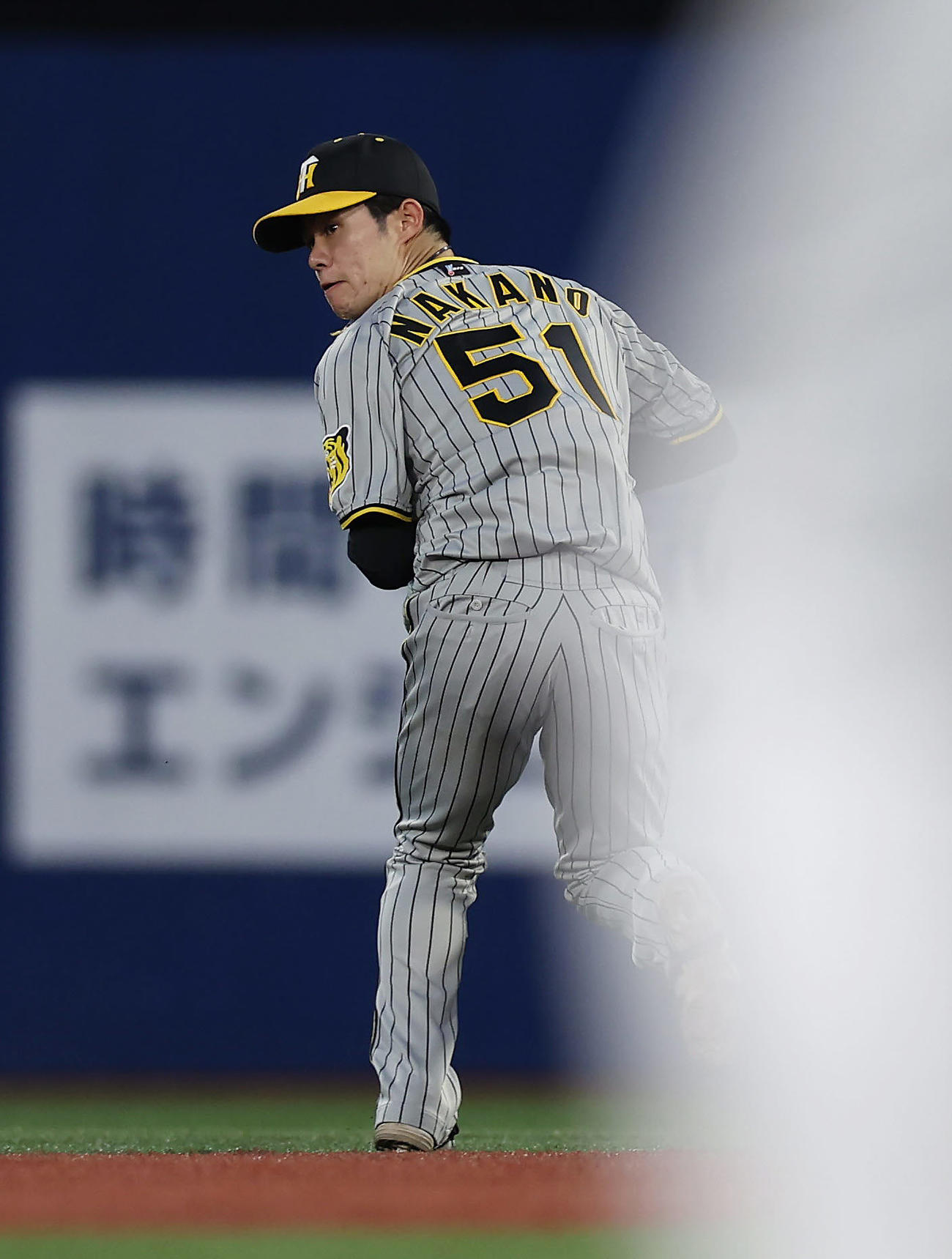 DeNA対阪神　2回裏DeNA1死一、二塁、山本の二ゴロを反転して二塁へ送球する中野（撮影・前田充）