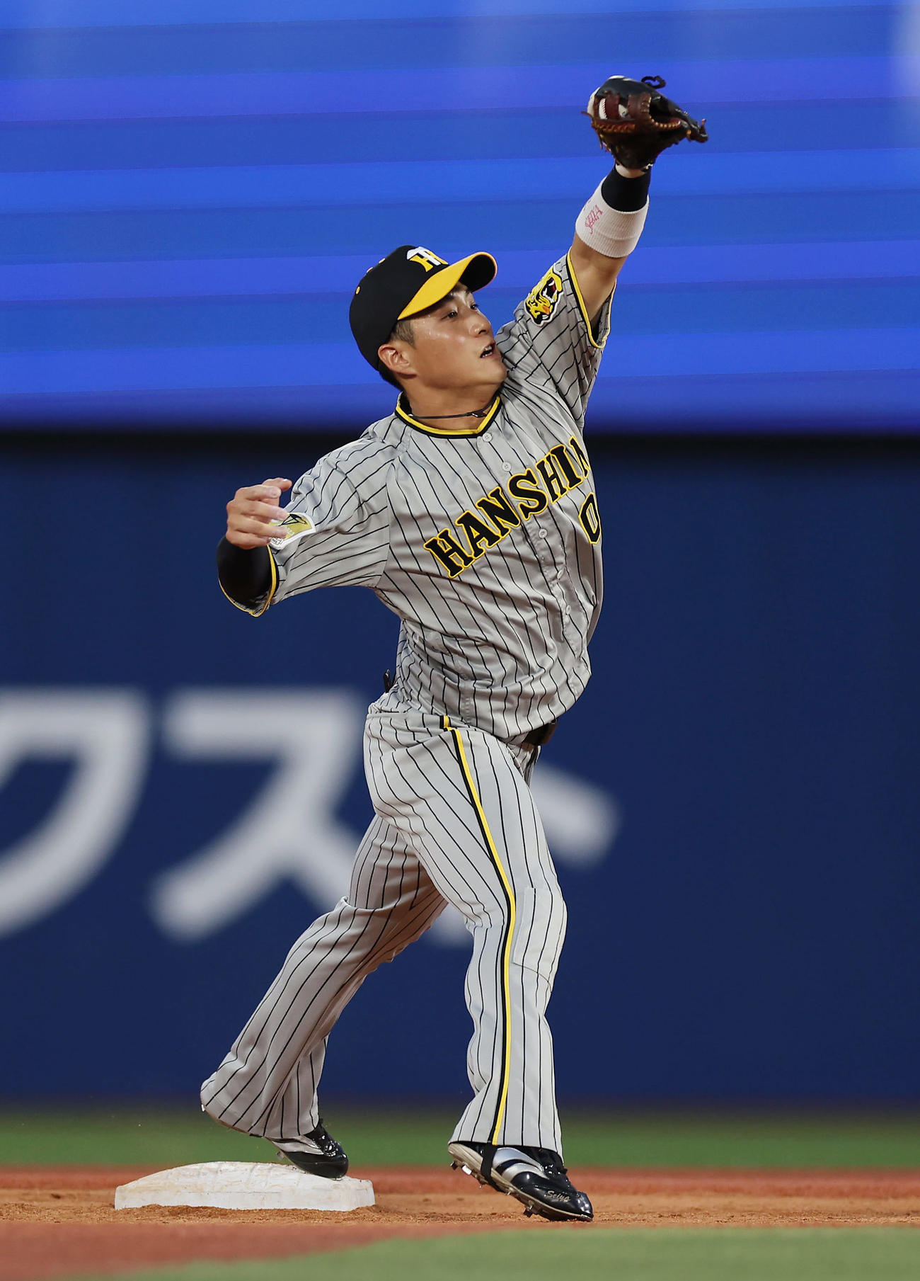 DeNA対阪神　2回裏DeNA1死一、二塁、山本の二ゴロで中野からの送球を受ける木浪（撮影・前田充）