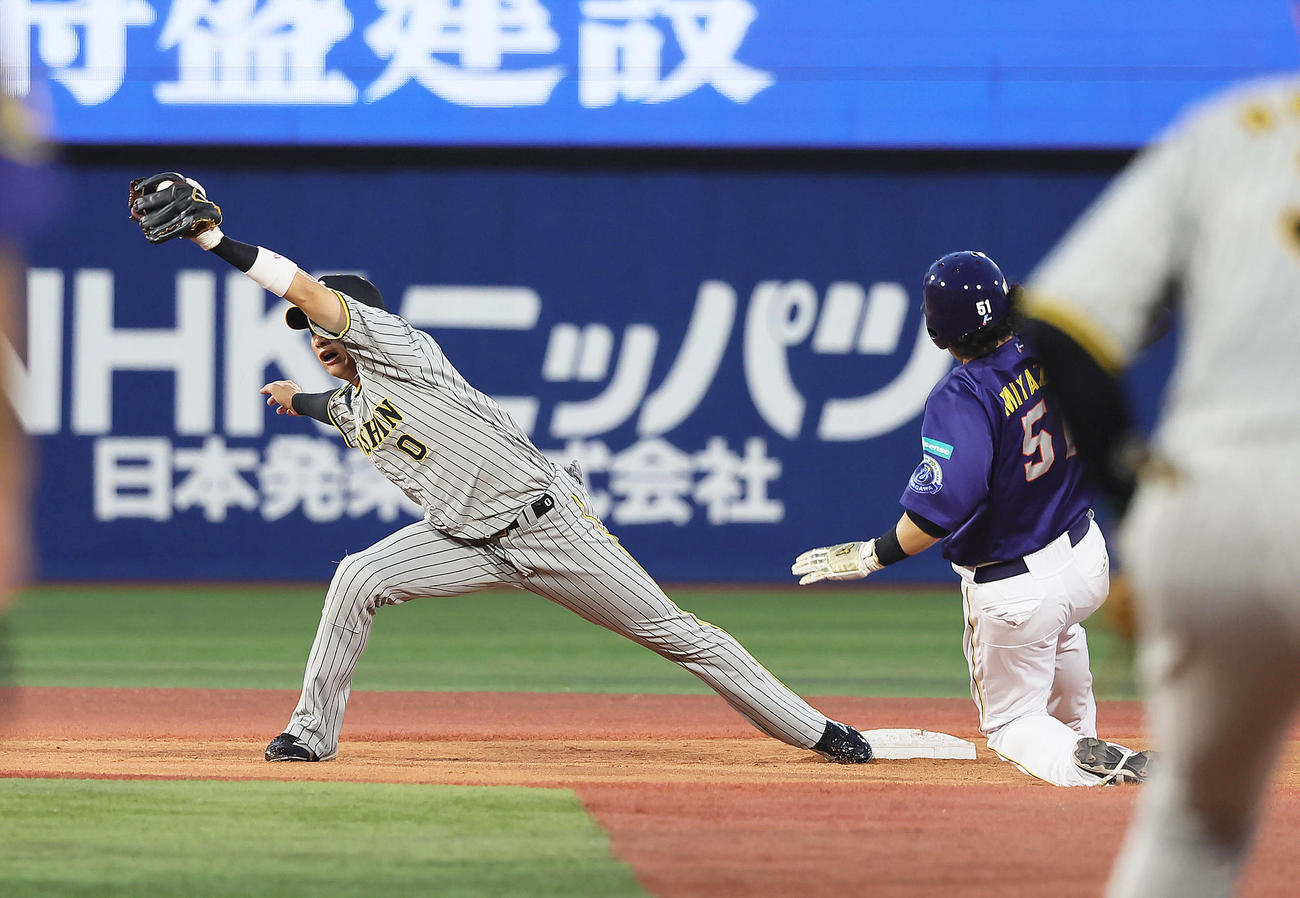 DeNA対阪神　2回裏DeNA1死一、二塁、宮崎（右）は二塁アウトとなる。遊撃手木浪（撮影・足立雅史）