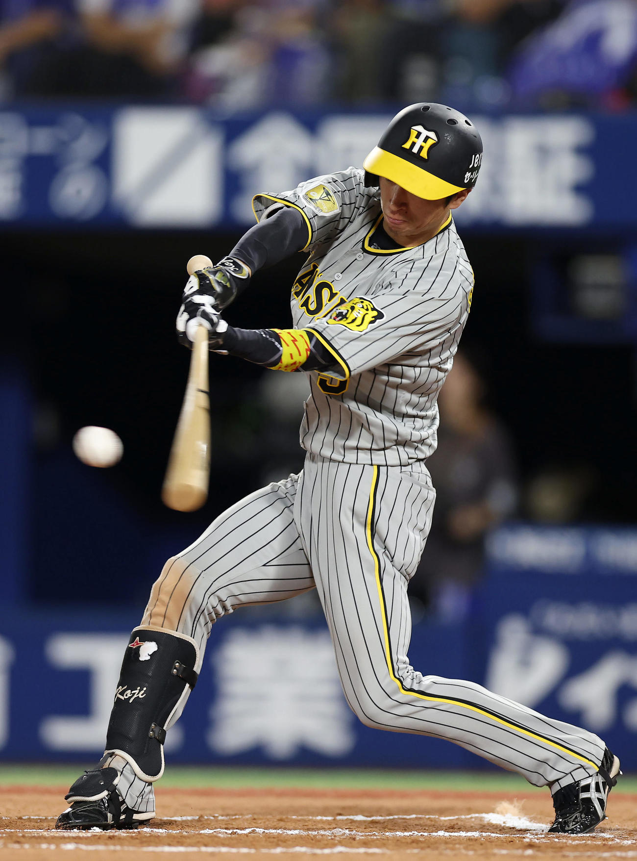 DeNA対阪神　6回表阪神2死二塁、右前打を放つ近本（撮影・前田充）