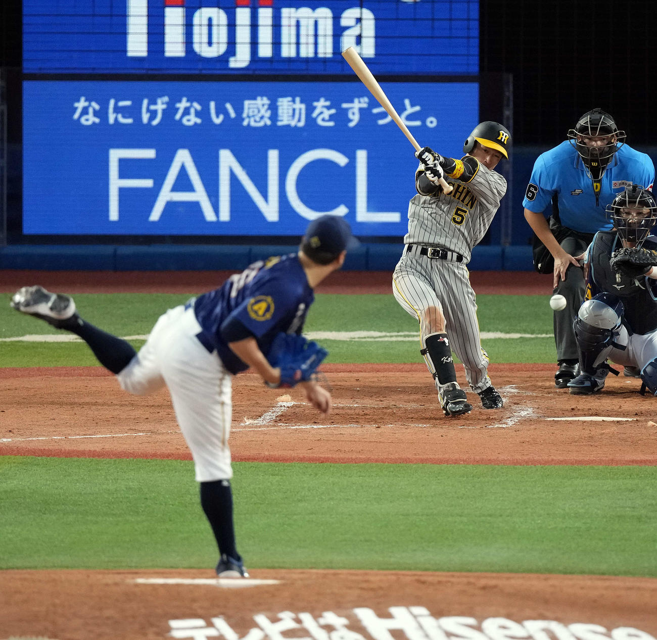 DeNA対阪神　3回表阪神1死、中前打を放つ近本。投手ケイ（撮影・たえ見朱実）