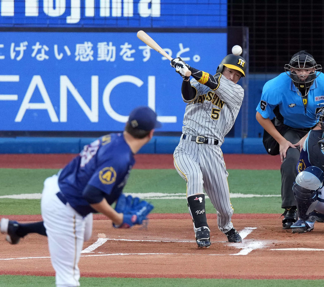 DeNA対阪神　1回表阪神無死、二安を放つ近本（撮影・たえ見朱実）