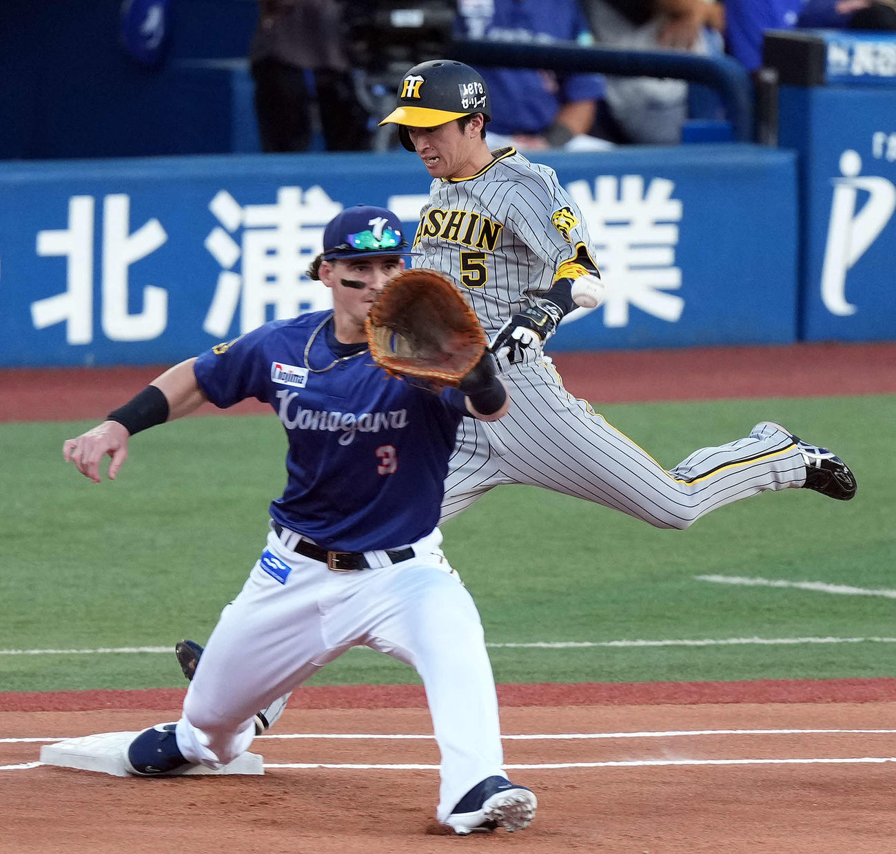 DeNA対阪神　1回表阪神無死、二安を放った近本（撮影・たえ見朱実）