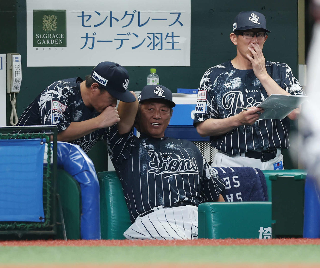 西武対楽天　4回表楽天2死一、二塁、野村大が小郷の打球を後逸し失点を許し頭を抱える渡辺GM兼監督代行（中央）（撮影・宮地輝）