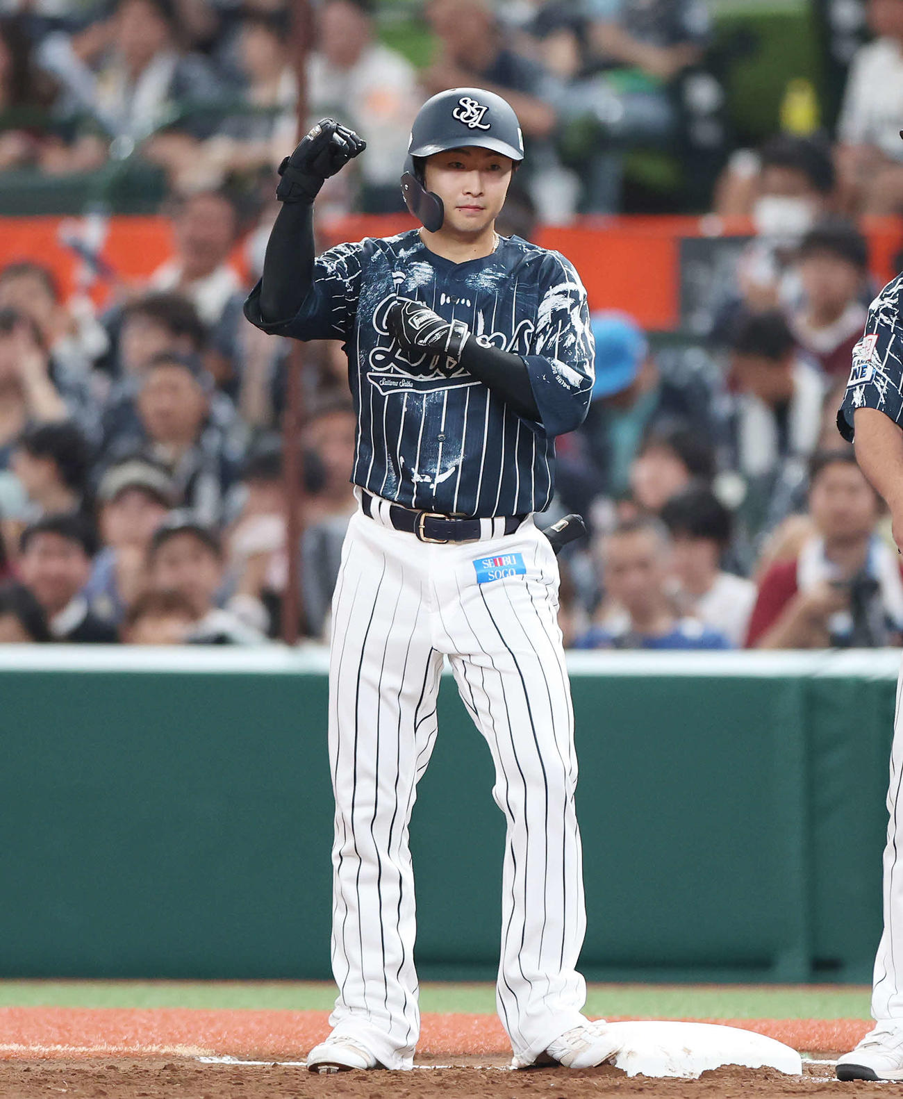 西武対楽天　1回裏西武2死二塁、左前適時打を放ちガッツポーズする山村（撮影・宮地輝）