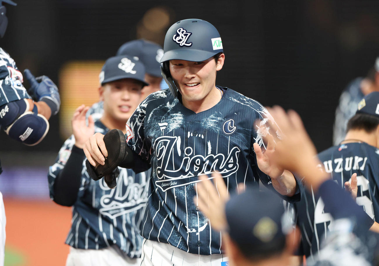 西武対楽天　1回裏西武2死二塁、山村の左前適時打で生還した源田はチームメートとタッチを交わす（撮影・宮地輝）