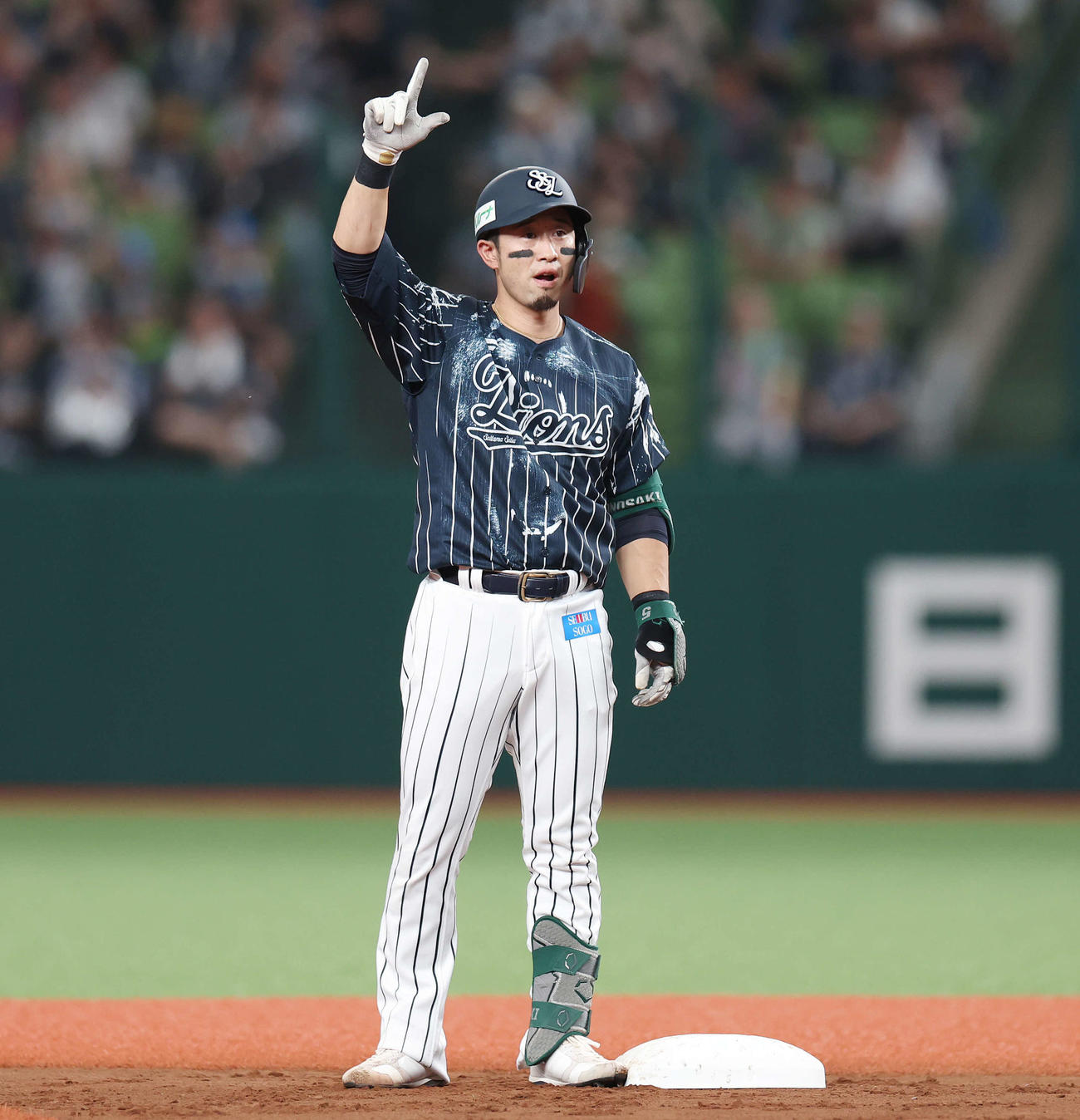 西武対楽天　1回裏西武2死一塁、中適時二塁打を放ちポーズをとる外崎（撮影・宮地輝）