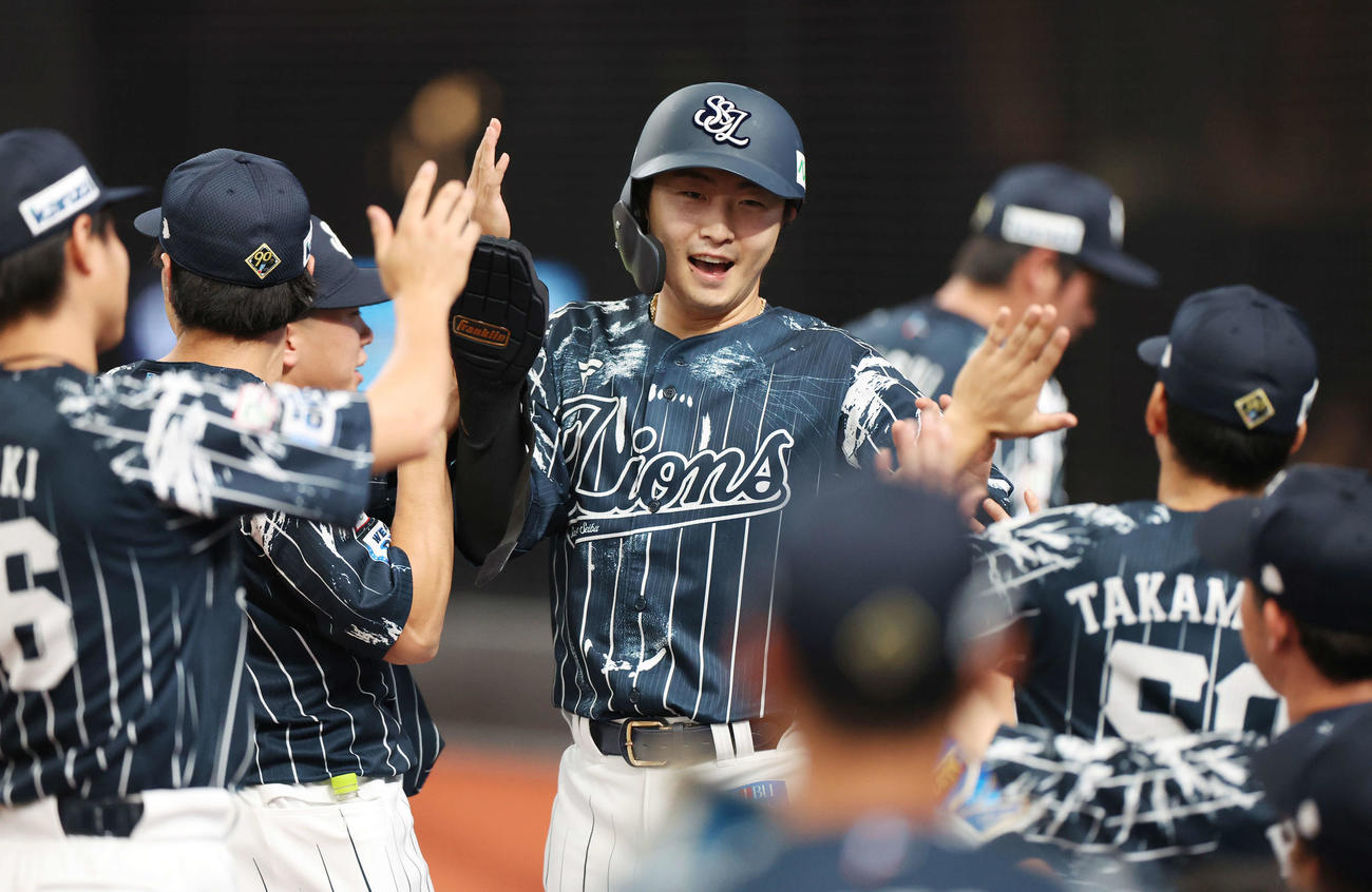 西武対楽天　1回裏西武2死一塁、外崎の中適時二塁打で生還した山村はチームメートとタッチを交わす（撮影・宮地輝）