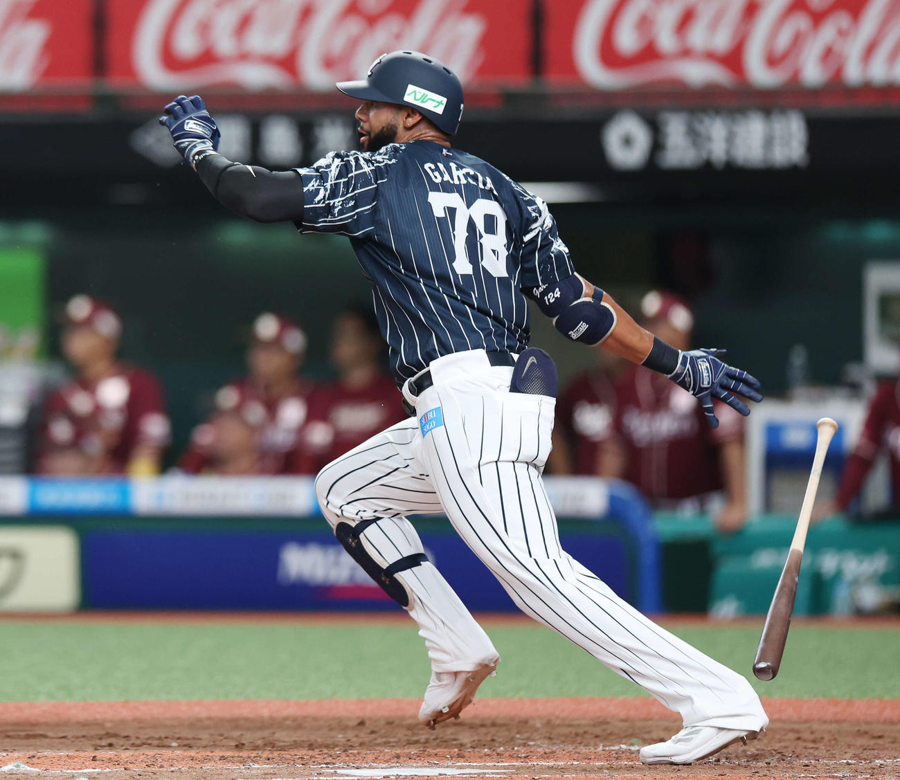 西武対楽天　1回裏西武2死二塁、中適時二塁打を放つガルシア（撮影・宮地輝）