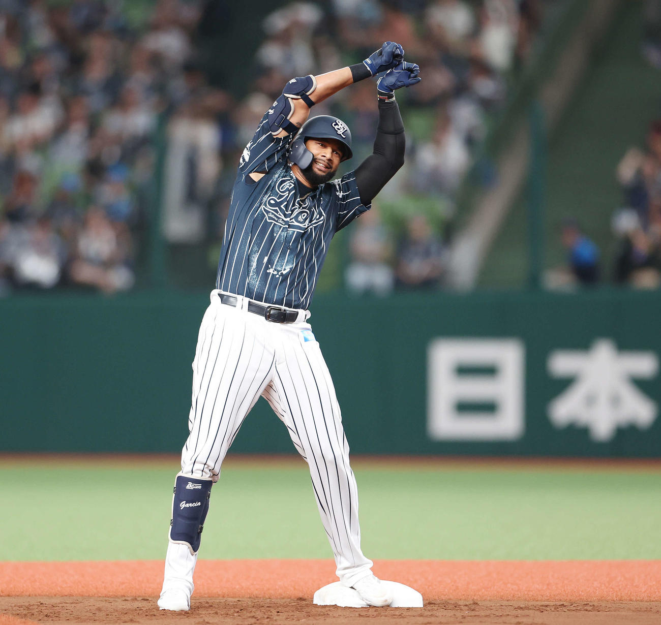 西武対楽天　1回裏西武2死二塁、中適時二塁打を放ちポーズをとるガルシア（撮影・宮地輝）