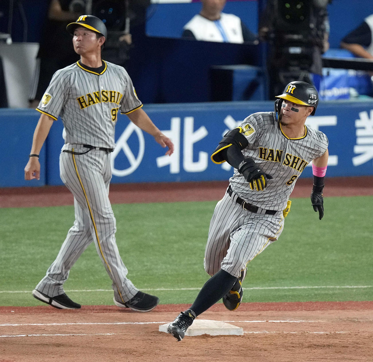 DeNA対阪神　7回表阪神1死、右前に安打を放った佐藤輝（撮影・たえ見朱実）