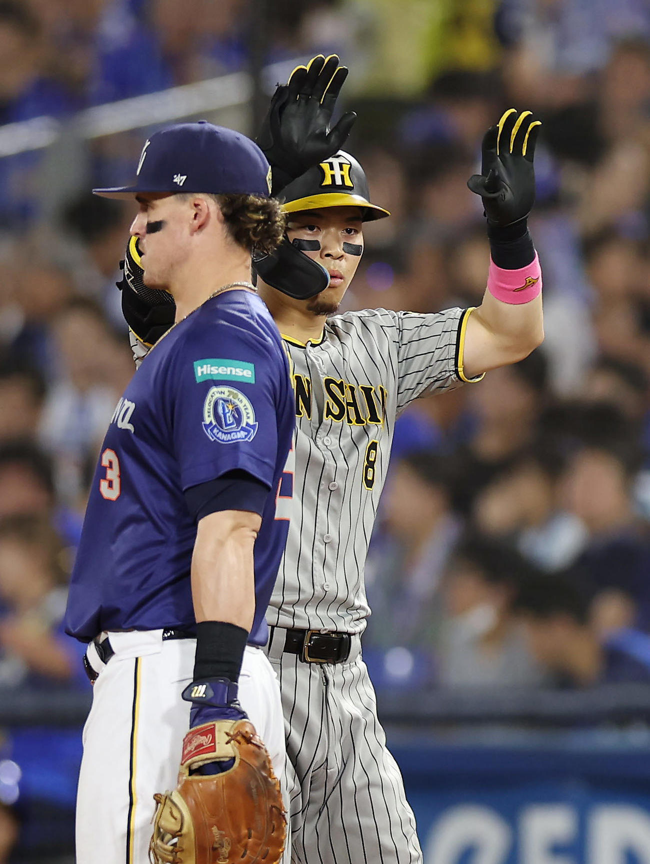 DeNA対阪神　4回表阪神無死、右前打を放ちポーズをとる佐藤輝（撮影・前田充）