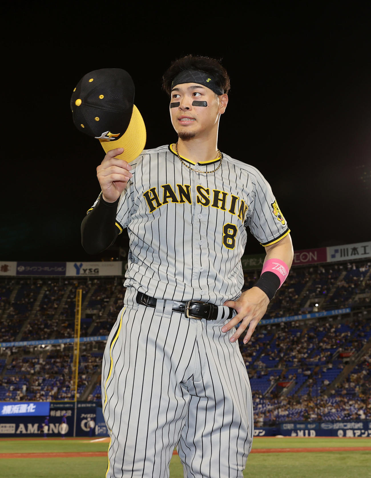 DeNA対阪神　DeNAに勝利し、スタンドのファンの声援に応える阪神佐藤輝（撮影・前田充）