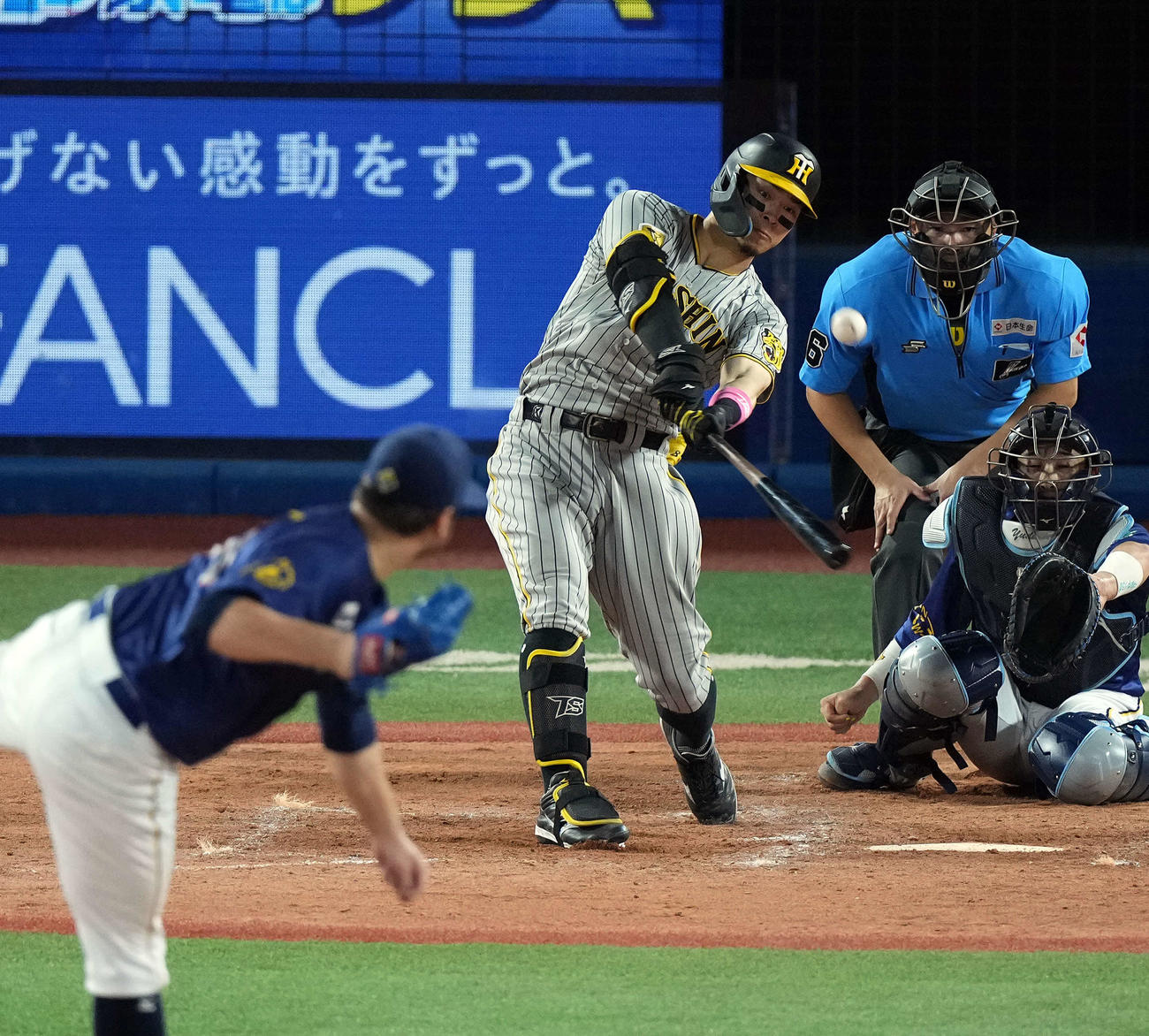 DeNA対阪神　5回表阪神1死一、二塁、中越えに3点本塁打を放った佐藤輝。投手ケイ（2024年8月4撮影）