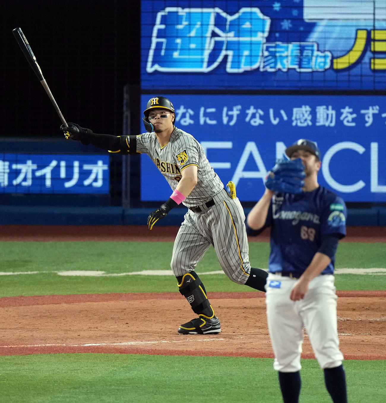 DeNA対阪神　5回表阪神1死一、二塁、中越えに3点本塁打を放った佐藤輝。投手ケイ（撮影・たえ見朱実）