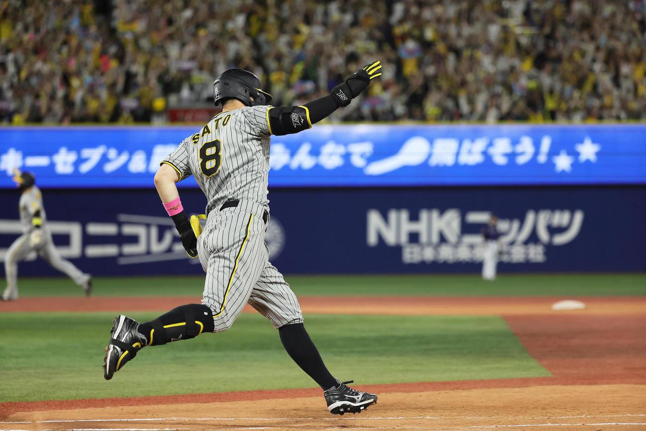 DeNA対阪神　5回表阪神1死一、二塁、佐藤輝は3点本塁打を放つ（撮影・足立雅史）