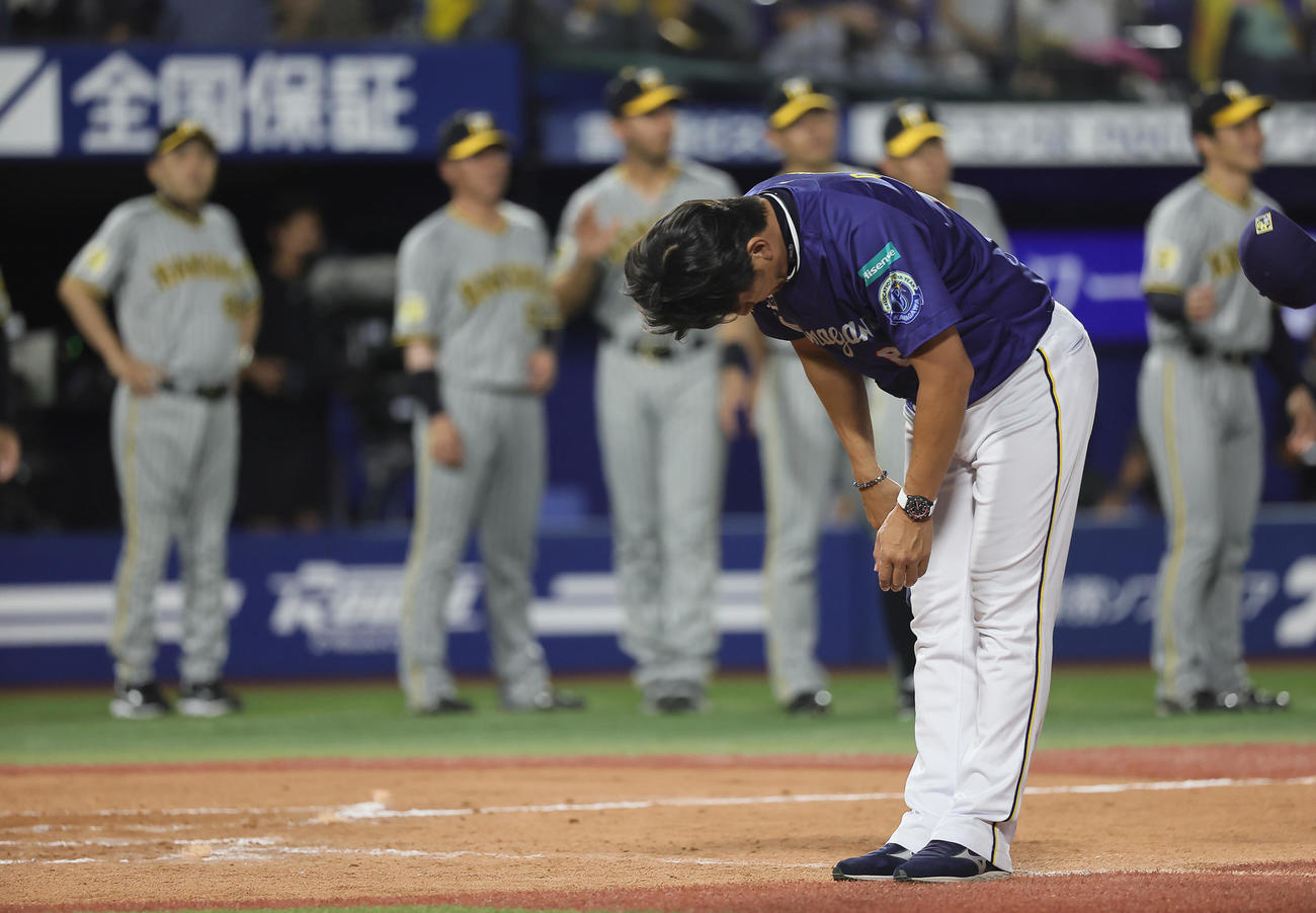 DeNA対阪神　阪神に敗れ、スタンドに頭を下げるDeNA三浦監督（撮影・足立雅史）