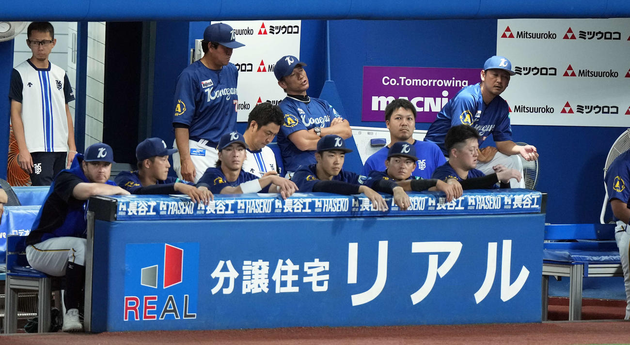 DeNA対阪神　阪神に4－0で敗れたDeNA三浦大輔監督（後方中央）は、ベンチで厳しい表情（撮影・たえ見朱実）