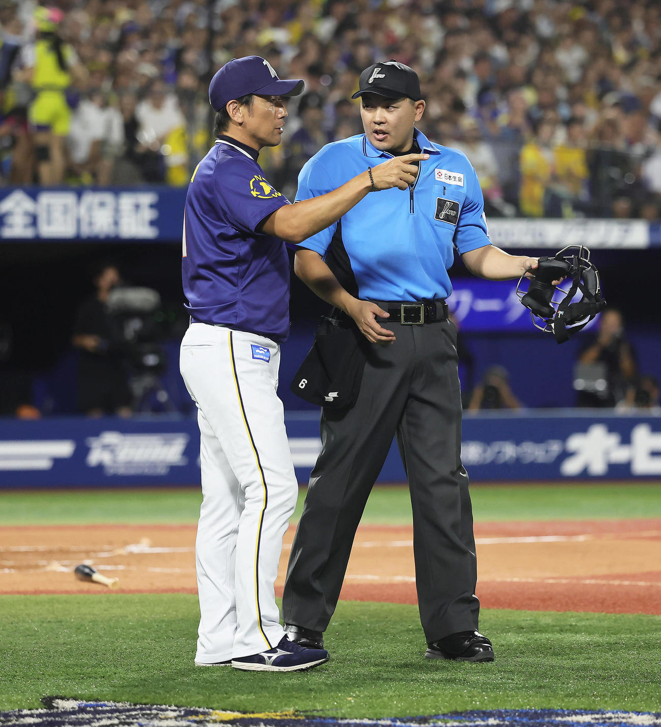 DeNA対阪神　3回裏DeNA2死一塁、佐野の打球について確認するDeNA三浦監督（撮影・足立雅史）