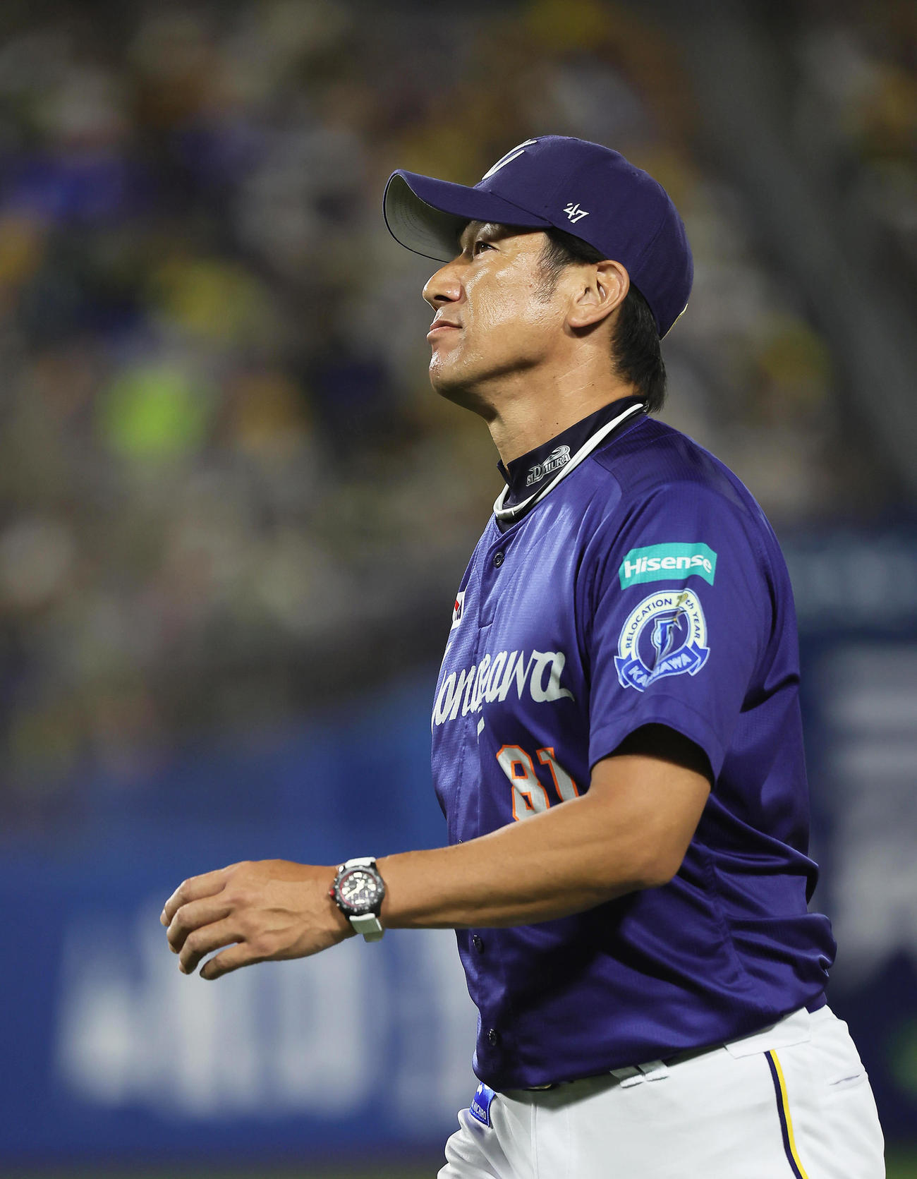 DeNA対阪神　3回裏DeNA2死一塁、佐野の打球について確認するも判定変わらずベンチに戻るDeNA三浦監督（撮影・足立雅史）