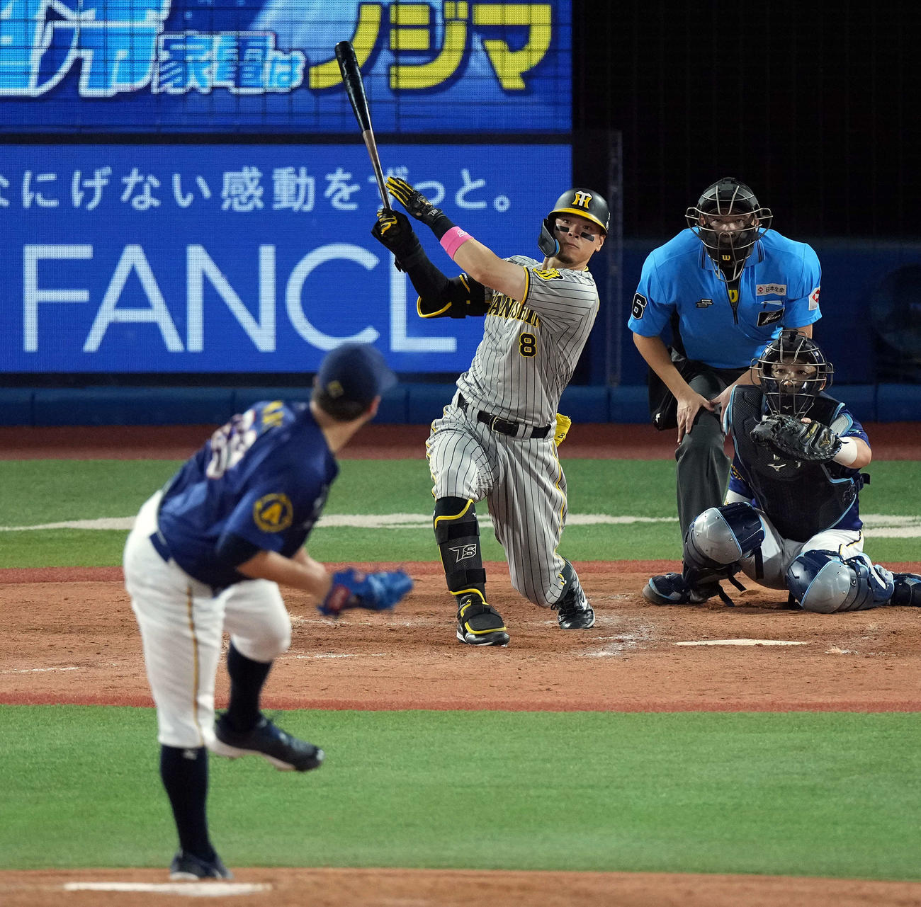 DeNA対阪神　5回表阪神1死一、二塁、中越えに3点本塁打を放った佐藤輝。投手ケイ（撮影・たえ見朱実）
